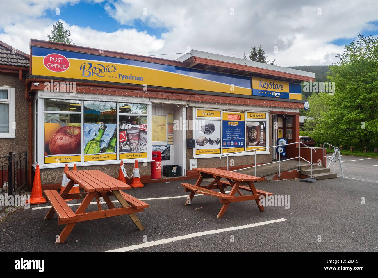 19.05.2022 Tyndrum, Argyll, Scotland, UK. Keystore in tyndrum with picnic benches in front of Stock Photo