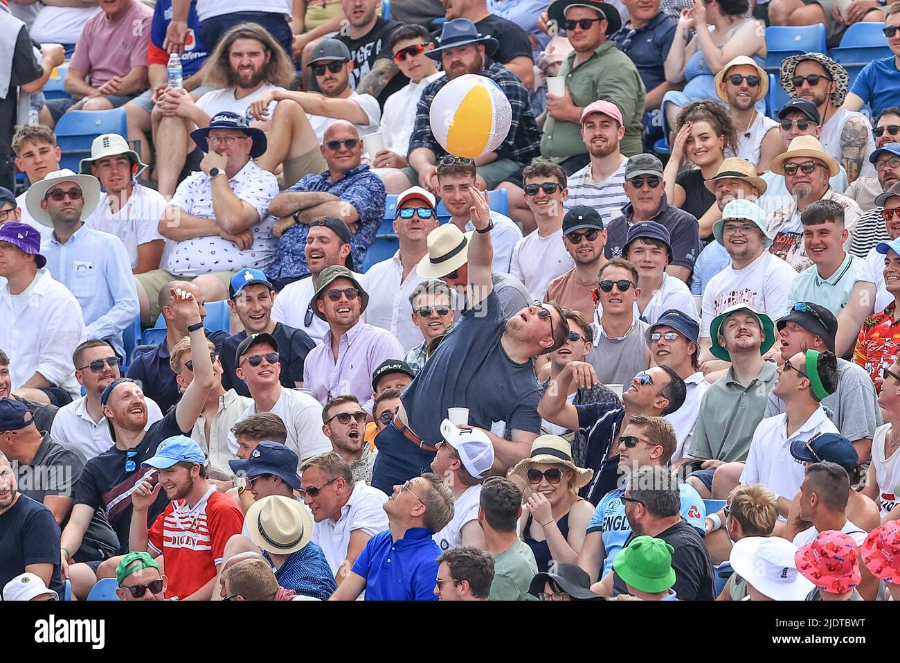Leeds, UK. 23rd June, 2022. Spectators at Headingley playing with a beachball as its bounced around the stand in Leeds, United Kingdom on 6/23/2022. (Photo by Mark Cosgrove/News Images/Sipa USA) Credit: Sipa USA/Alamy Live News Stock Photo