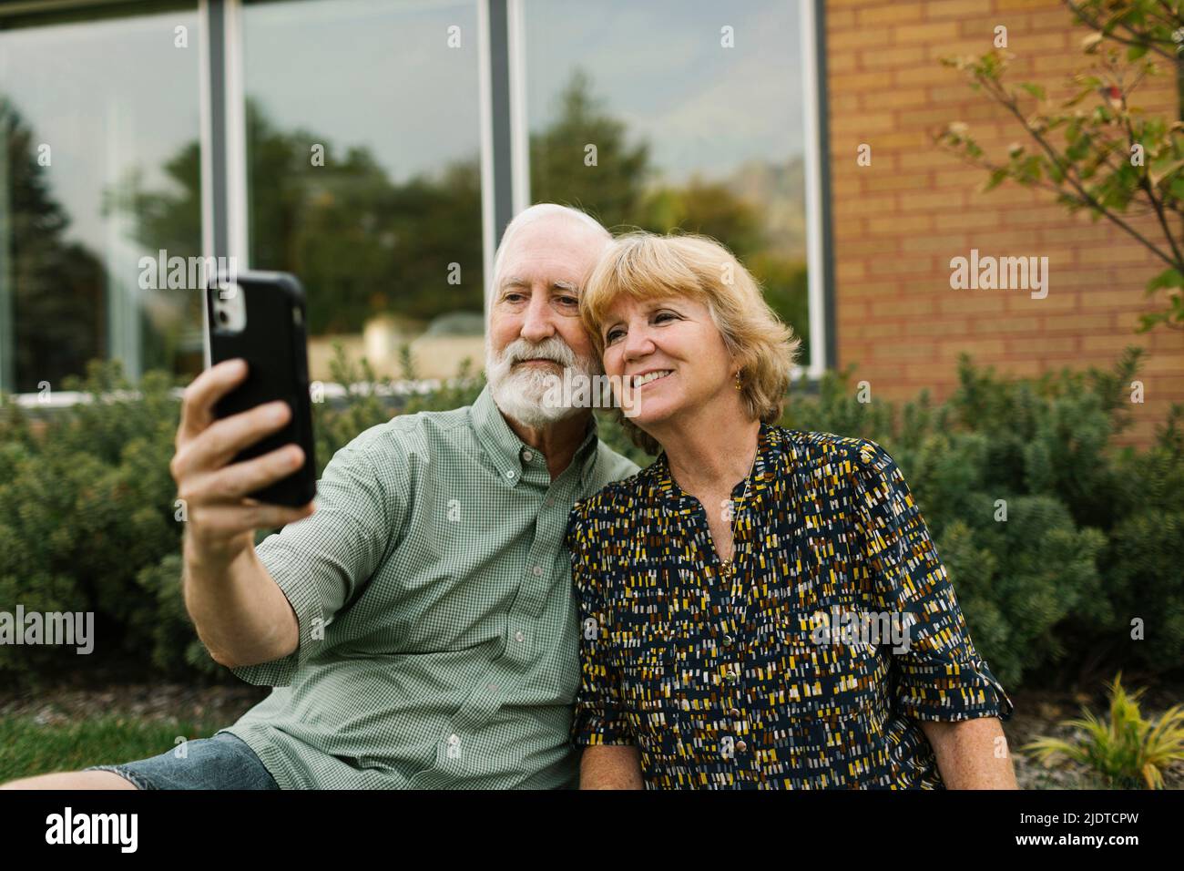 Senior men taking selfie hi-res stock photography and images - Alamy