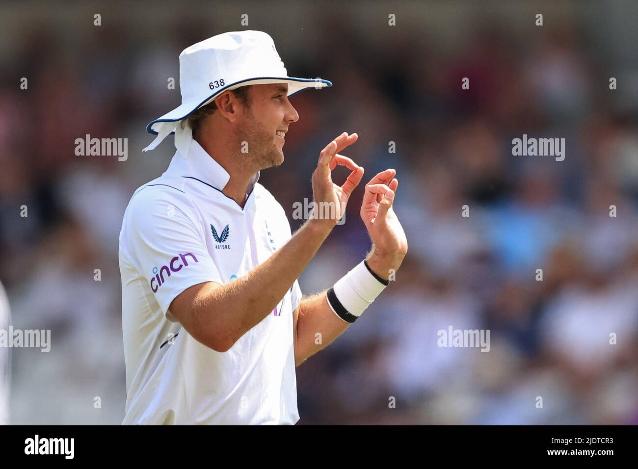 Cricket 6 sign hi-res stock photography and images - Alamy