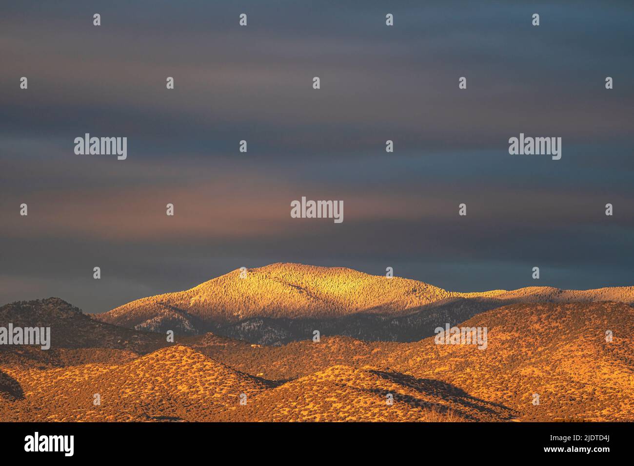 LIGHT SNOW ON THE SANGRE DE CRISTO MOUNTAINS, SANTA FE, NM, USA Stock Photo