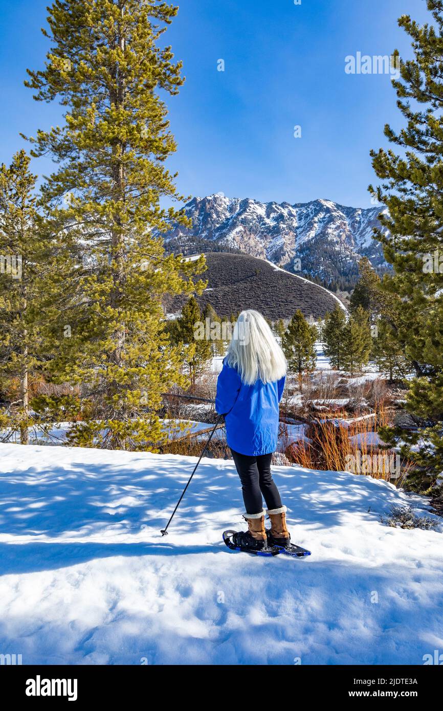 Woman snowshoeing rear view hires stock photography and images Alamy