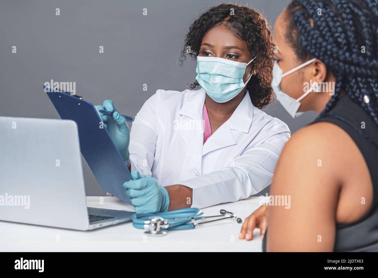 African american female doctor hi-res stock photography and images - Alamy