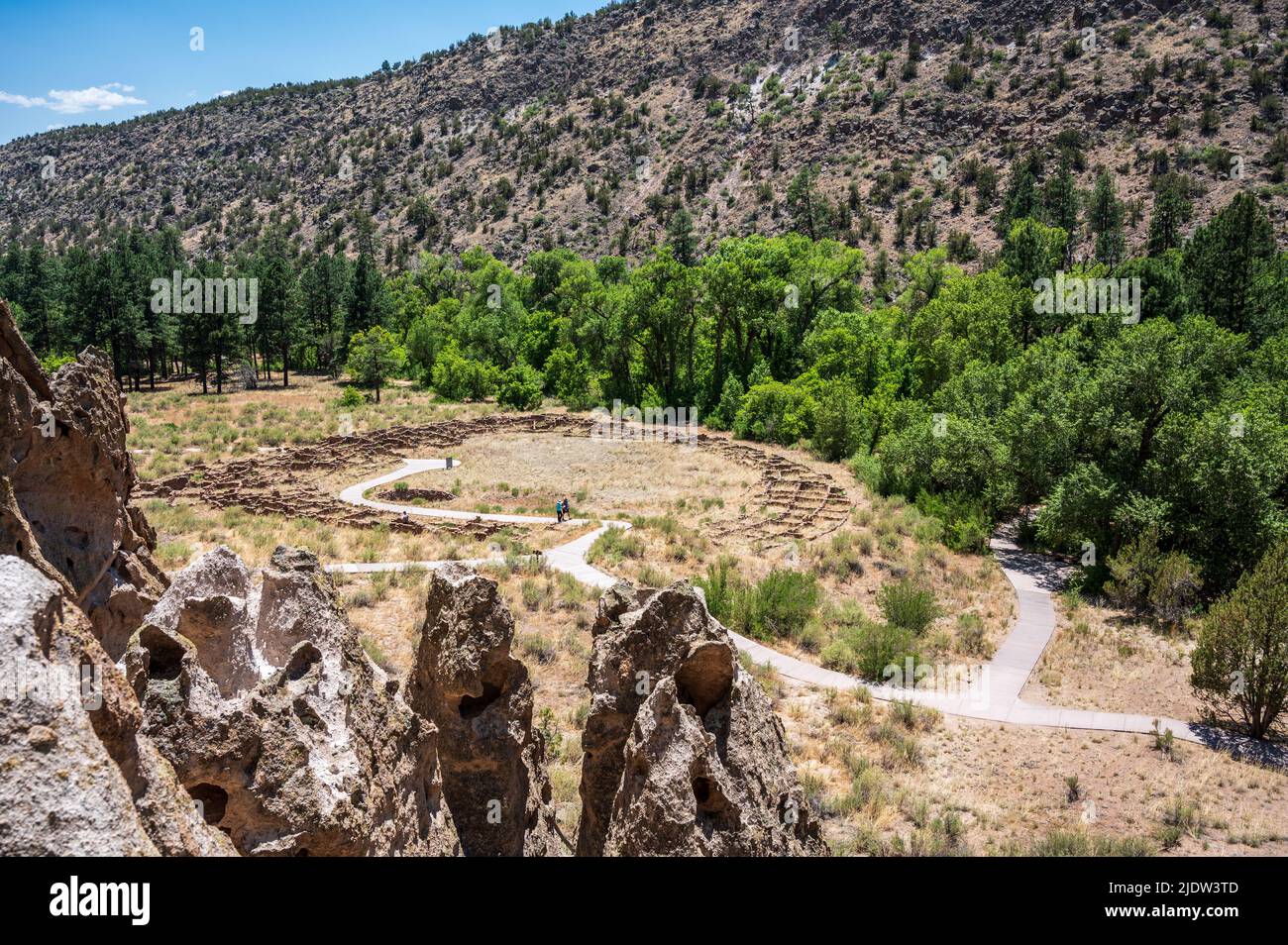 Tyuonyi Pueblo ruins on the Pueblo Loop Trail at Bandelier National Monument, New Mexico, USA. Stock Photo