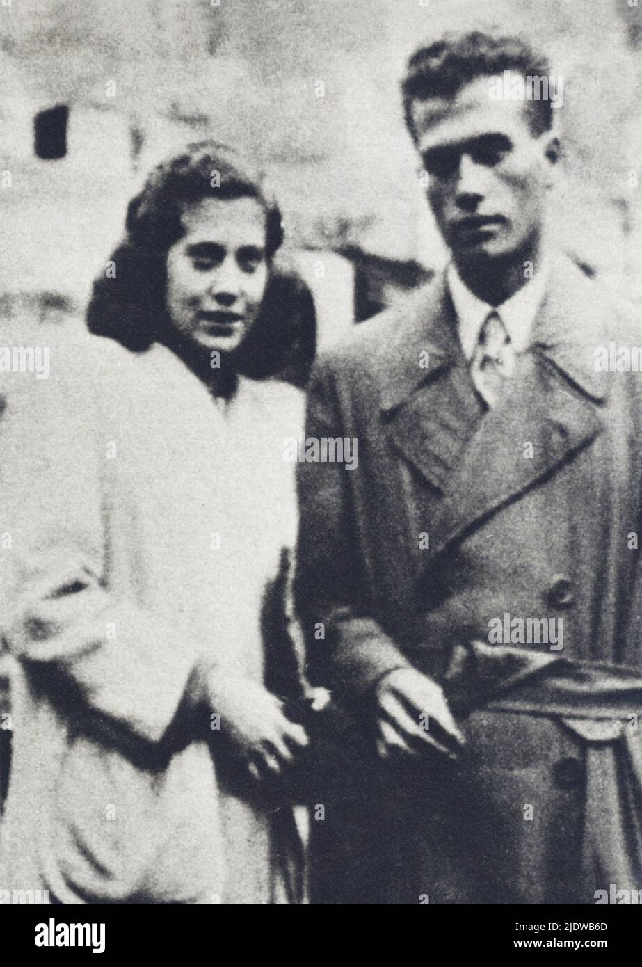 The military vicebrigadiere Carabiniere  SALVO D'ACQUISTO ( 1920 - 1943 ) with the girlfriend GIULIANA DI CENSI . D'Acquisto was killed for save 22 hostages from Nazi , Medaglia d' Oro al Valor Militare - EROE - HERO - WORLD WAR II - WW 2nd - SECONDA GUERRA MONDIALE - nazismo - nazism - RESISTENZA - processo di beatificazione - portrait - ritratto - DACQUISTO - D' ACQUISTO  - fidanzati - fidanzata - lovers - innamorati ----  Archivio GBB Stock Photo