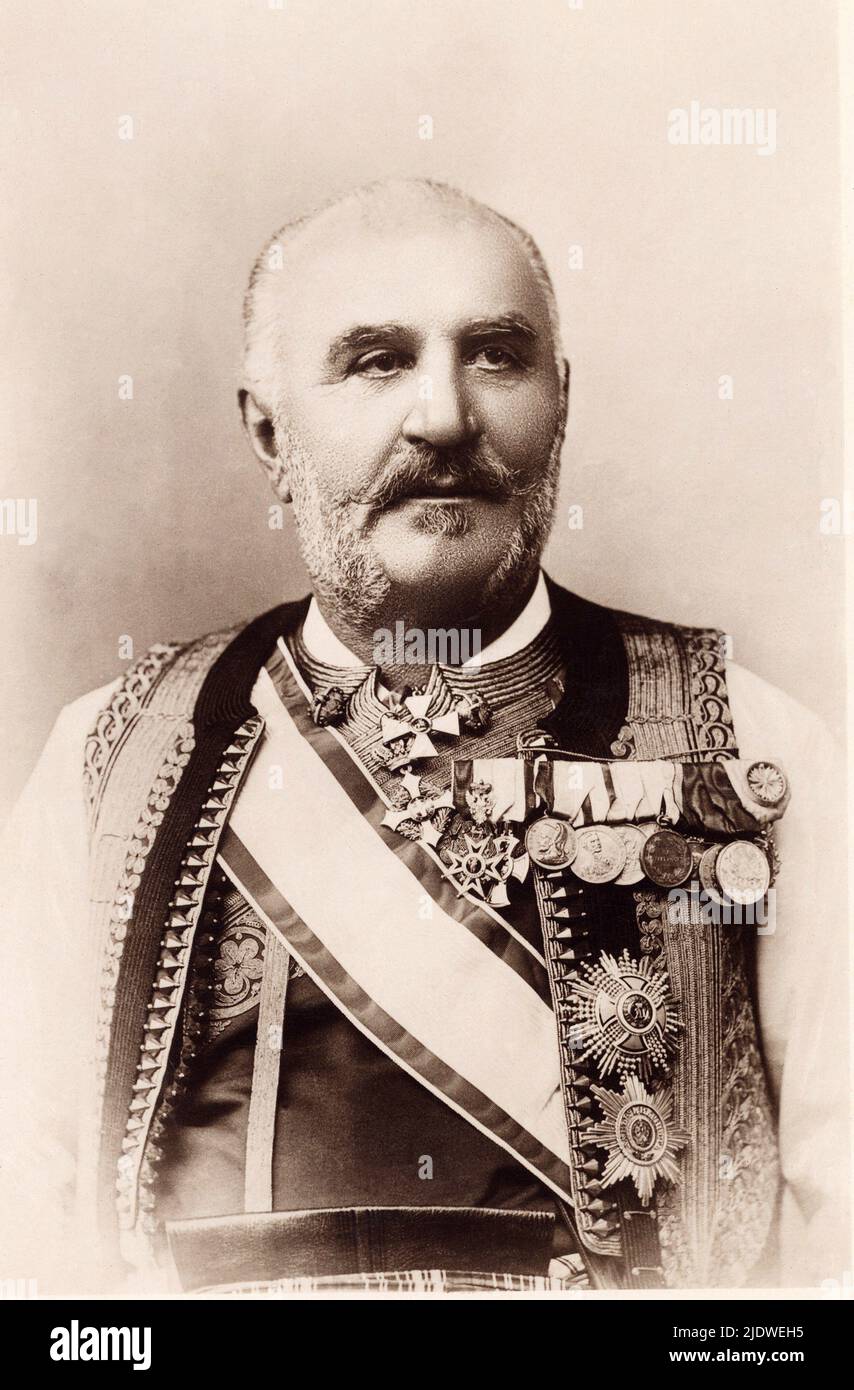 1910  ,  MONTENEGRO  : The King of Montenegro NICOLA I Petrovic Njegos ( Nicholas - 1841 - 1921 ) , from 1910 to 1918 , father of  Queen ELENA di Savoia of ITALY  ( Hélene , 1873 - 1952 )   - CASA SAVOIA - ITALIA - REALI - NOBILTA' ITALIANA - nobili italiani - IUGOSLAVIA - YUGOSLAVIA -  NOBILITY - ROYALTY  - HISTORY - FOTO STORICHE   - baffi - moustache  - favoriti - medaglie - medaglia - decorazioni militari  - SAVOY  ----  Archivio GBB Stock Photo