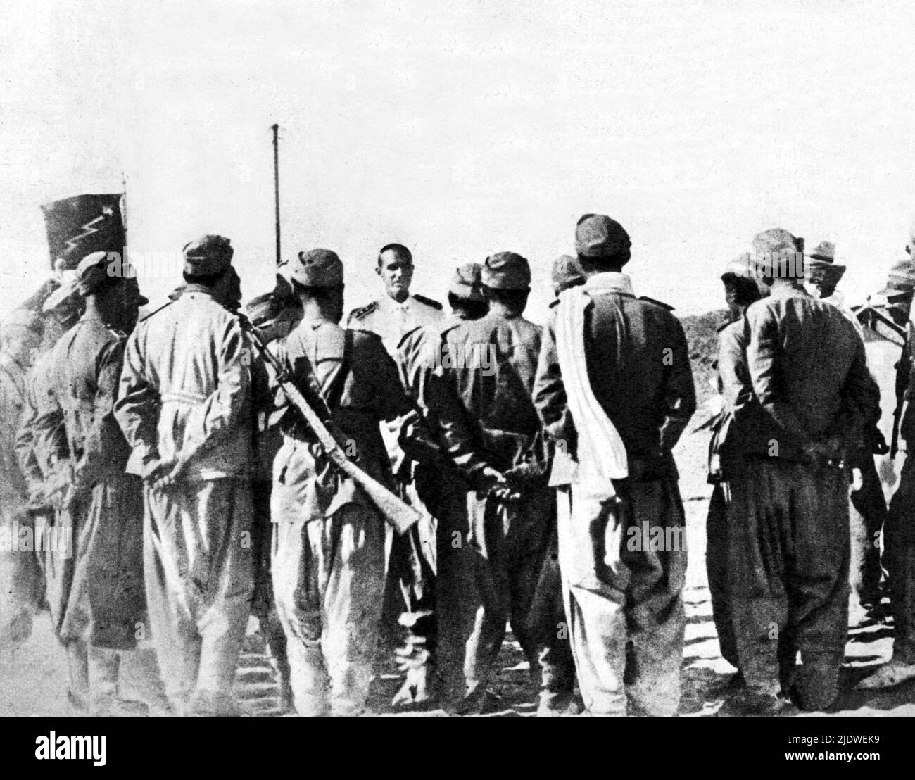 1930 , gennaio , Libia : Il Duca AMEDEO di SAVOIA AOSTA ( 1898 - 1942 ) parla alle truppe  - COLONIE ITALIANE - COLONIALISMO ITALIANO - colony -  guerre battaglia d' Adrica  - D'Aosta -----  Archivio  GBB Stock Photo