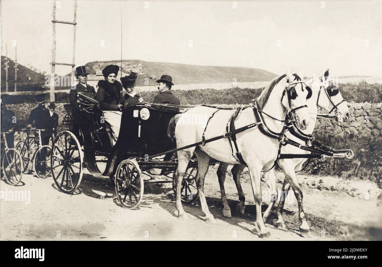 1905 ca. , Torino , Italy : The Queen of Italy ELENA di Savoia ( Hélene of  Montenegro , 1873 - 1952 ) riding a carriage - CASA SAVOIA - ITALIA -