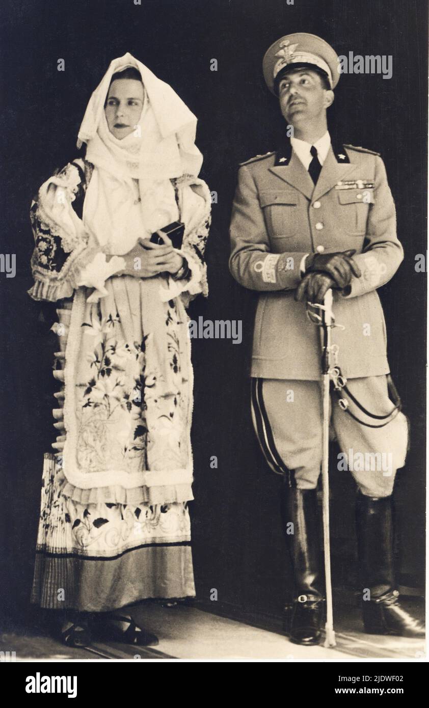 1934 ca., Torino, ITALY  : The future last king of Italy prince UMBERTO di SAVOIA ( 1904 - 1983 ) with wife princesse  Marie José of Belgium ( 1906 - 2000 ) in traditional sardinian folkloristic dress  - royalty - nobili italiani - nobiltà - principe reale ereditario - ITALIA - military dress uniform - uniforme divisa militare -hat - cappello - ricamo - ricami - sewings  - decorazioni militari - medals - decorations - collar - colletto -  tie - cravatta - spada - sword - boots - stivali  - Maria  - Belgio  ----  Archivio GBB Stock Photo
