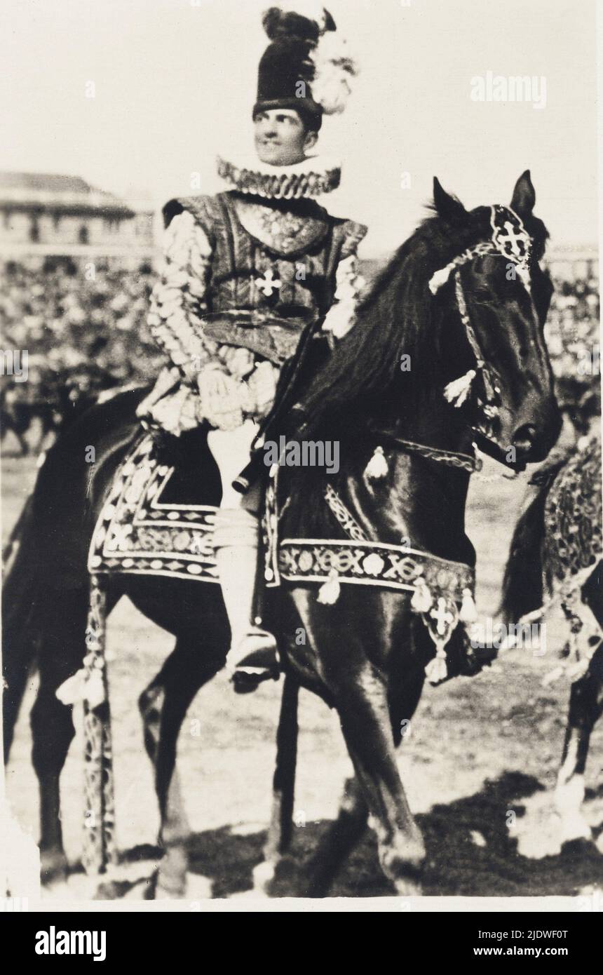 1928 , Torino , ITALY  : The future last king of Italy prince UMBERTO di SAVOIA ( 1904 - 1983 ) at Carosello Storico with the fancy dress of ancient Duc Emanuele Filiberto of SAVOIA   - royalty - nobili italiani - nobiltà - principe reale ereditario - ITALIA  - collar - colletto - profilo - profile - cappello - hat - piume - feathers - cavallo - horse - cavalere  - equitazione   ----  Archivio GBB Stock Photo