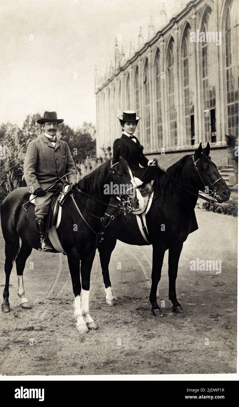 1905 ca. ,  ITALY  : The King of Italy VITTORIO EMANUELE III di SAVOIA ( 1869 - 1947 ) riding a horse , with him the wife Queen ELENA of Montenegro ( Hélene , 1873 - 1952 ) , photo by Guigoni & Bossi , Milano . - CASA SAVOIA - ITALIA - REALI - Nobiltà ITALIANA - NOBILITY - ROYALTY  - HISTORY - FOTO STORICHE -  equitazione - cavallo - cavalli - cavalieri -  horses - frustino - baffi - moustache - stivali - boots  - marito e moglie - SAVOY - hat - cappello  ----  Archivio GBB Stock Photo