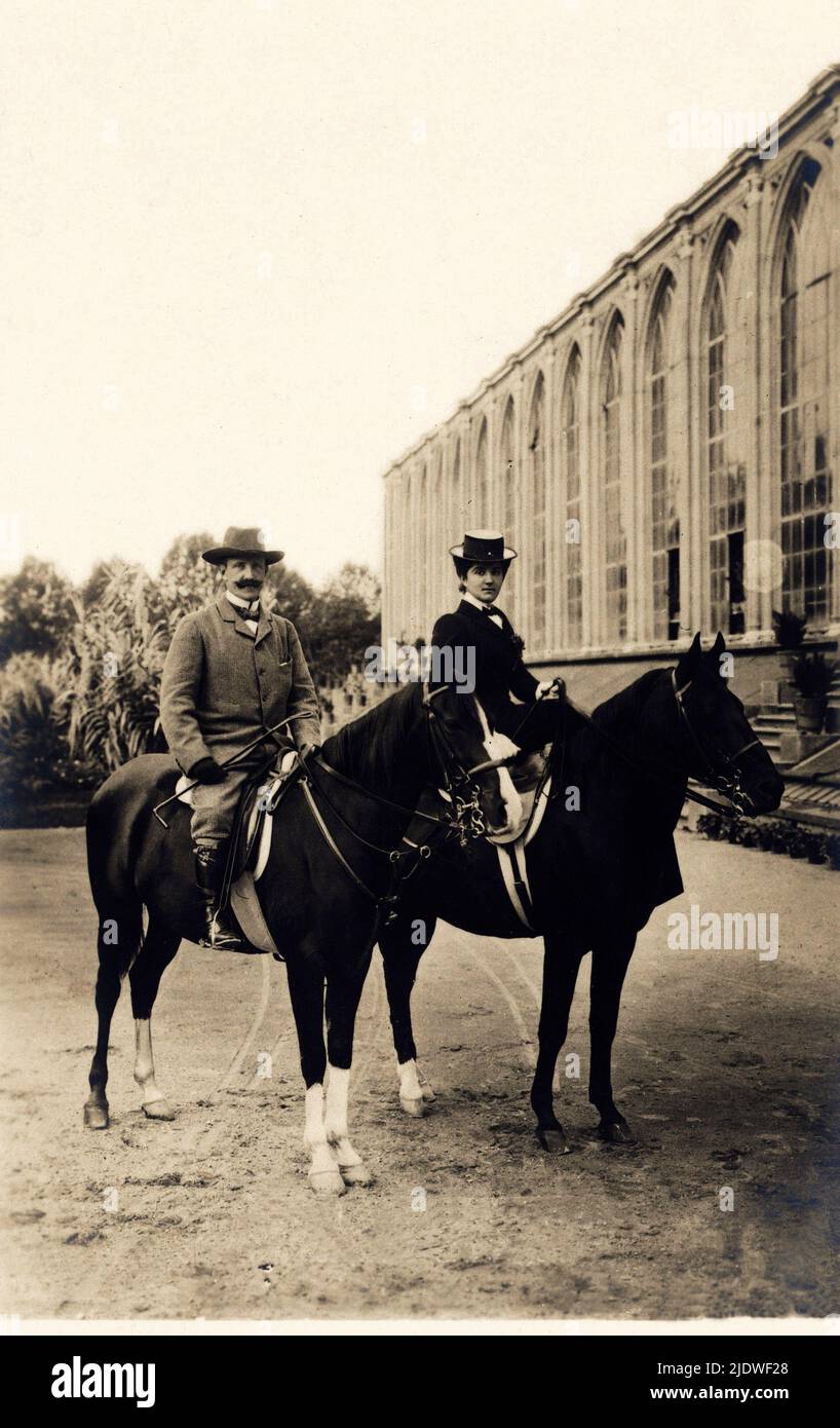 1905 ca. ,  ITALY  : The King of Italy VITTORIO EMANUELE III di SAVOIA ( 1869 - 1947 ) riding a horse , with him the wife Queen ELENA of Montenegro ( Hélene , 1873 - 1952 ) , photo by Guigoni & Bossi , Milano .   - CASA SAVOIA - ITALIA - REALI - Nobiltà  ITALIANA - NOBILITY - ROYALTY  - HISTORY - FOTO STORICHE -  equitazione - cavallo - cavalli - cavalieri -  horses - frustino - baffi - moustache - stivali - boots  - marito e moglie - SAVOY - hat - cappello  ----  Archivio GBB Stock Photo