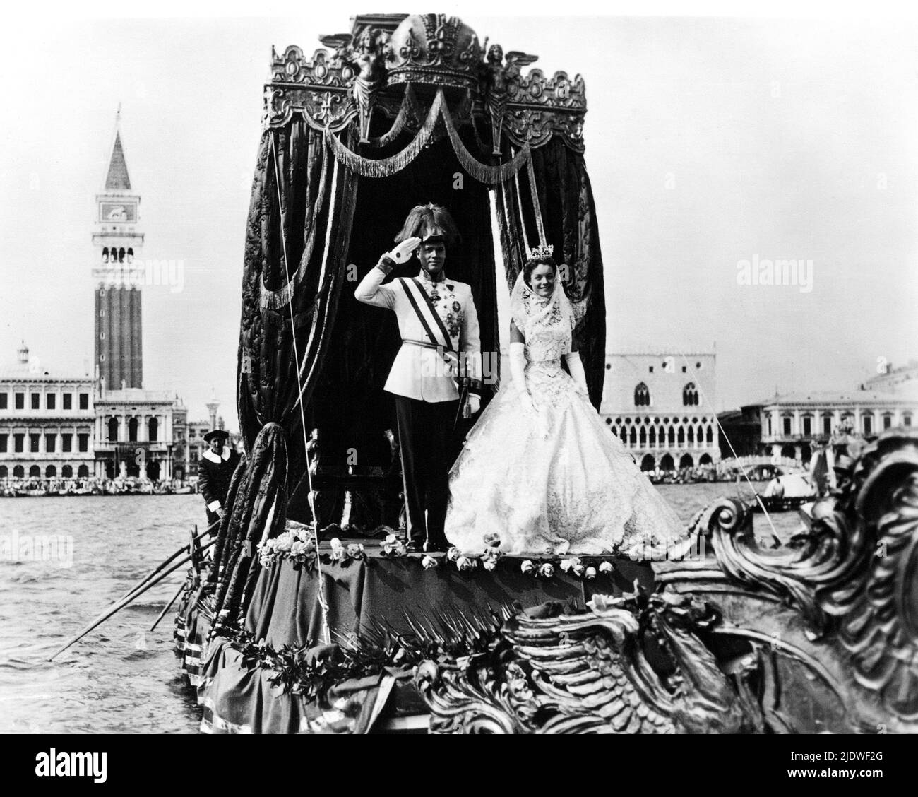 1957 , ITALY : The movie actress ROMY SCHNEIDER (  1938 - 1982 ) as the Queen Empress in SISSI Elisabeth Absburg of Austria in Sissi III ( SISSI SCHICKSALSJAHRE EINER KAISERIN - Il destino di una Imperatrice ) by Ernst Marischka , whit her KARL HEINZ BOHM as the Kaiser Franz Josef  during the shoting in VENICE , Italy - ATTRICE - MOVIE - FILM - CINEMA - ASBURGO - ABSBURGO - ASBURG - ABSBURG - portrait - ritratto - sorriso - jewellery - jewel - jewels - gioiello - gioielli  - diamond - diamonds - diamante - diamanti - tiara - corona - crown - innamorati - amanti - love scene - amore - marito e Stock Photo