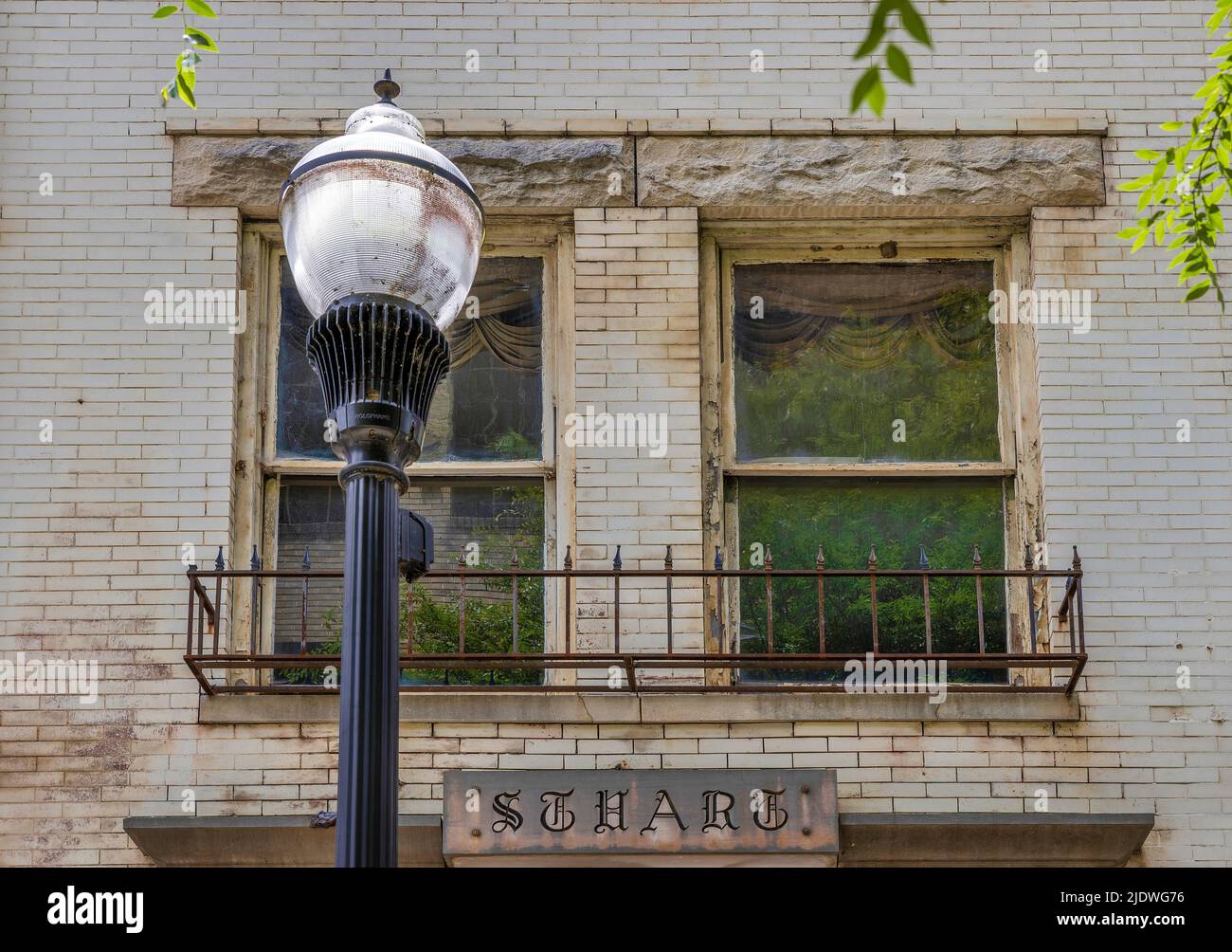 Knoxville, Tennessee, USA - May 28, 2022:  Close up of the this architectural design of a window balcony with a street light and business name below o Stock Photo