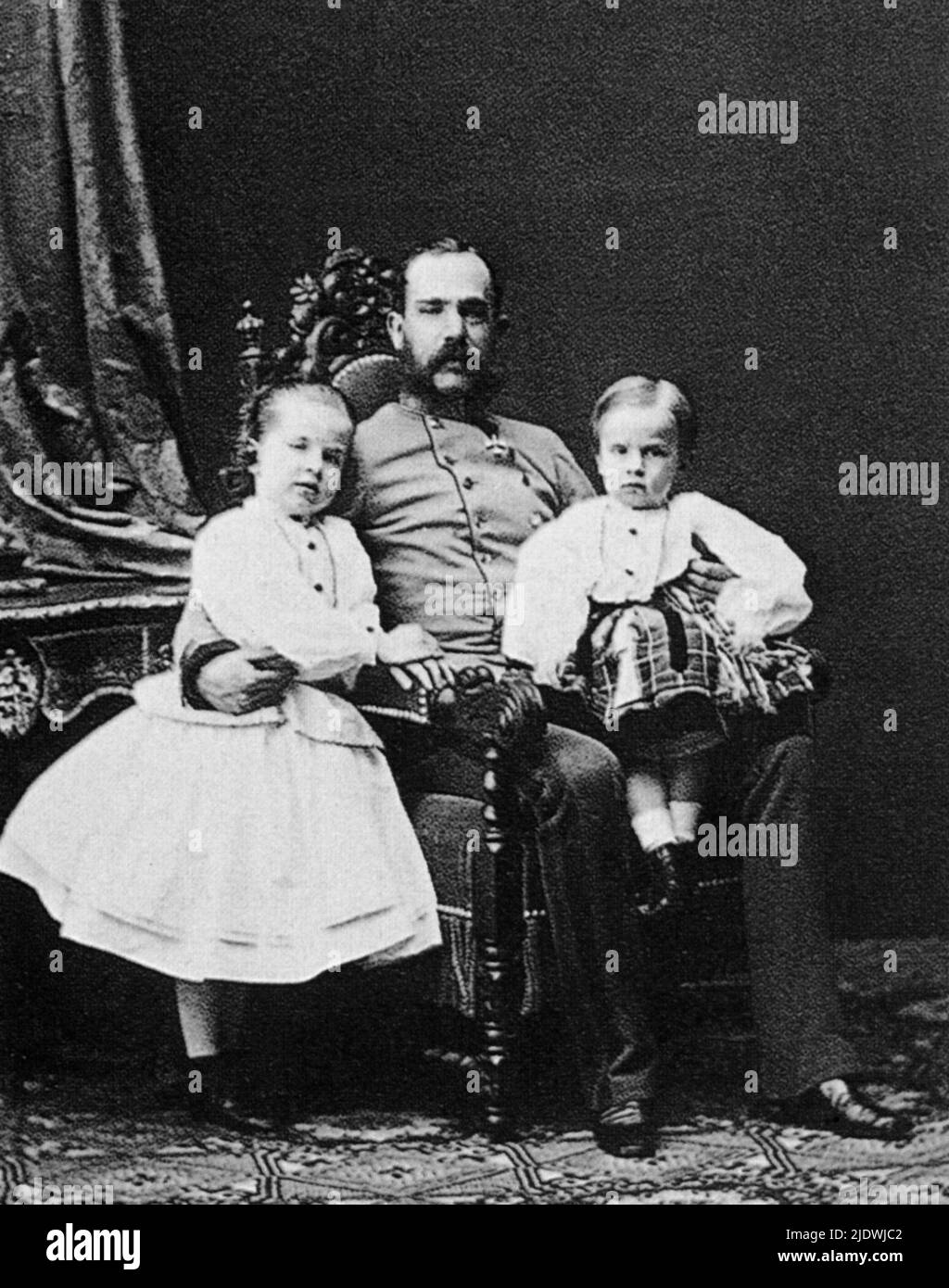 1904 , Wien , Austria   : The austrian Kaiser FRANZ JOSEF ( Schonbrunn 1830 - 1916 ) , Emperor of Austria , King of Hungary and Bohemia , husbant of Empress Elisabeth SISSI of Bayern  . In this photo with the 2 sons : GISELA ( 1856 - 1932 ) and RUDOLF ( 1858 - suicide at Mayerling 1889 )    - FRANCESCO GIUSEPPE - JOSEPH - ABSBURG - ASBURG - ASBURGO - NOBILITY - NOBILI - NOBILTA' - REALI - HABSBURG - HASBURG - ROYALTY - divisa militare - military uniform - figli - bambini - child - childrens   ----  Archivio GBB Stock Photo