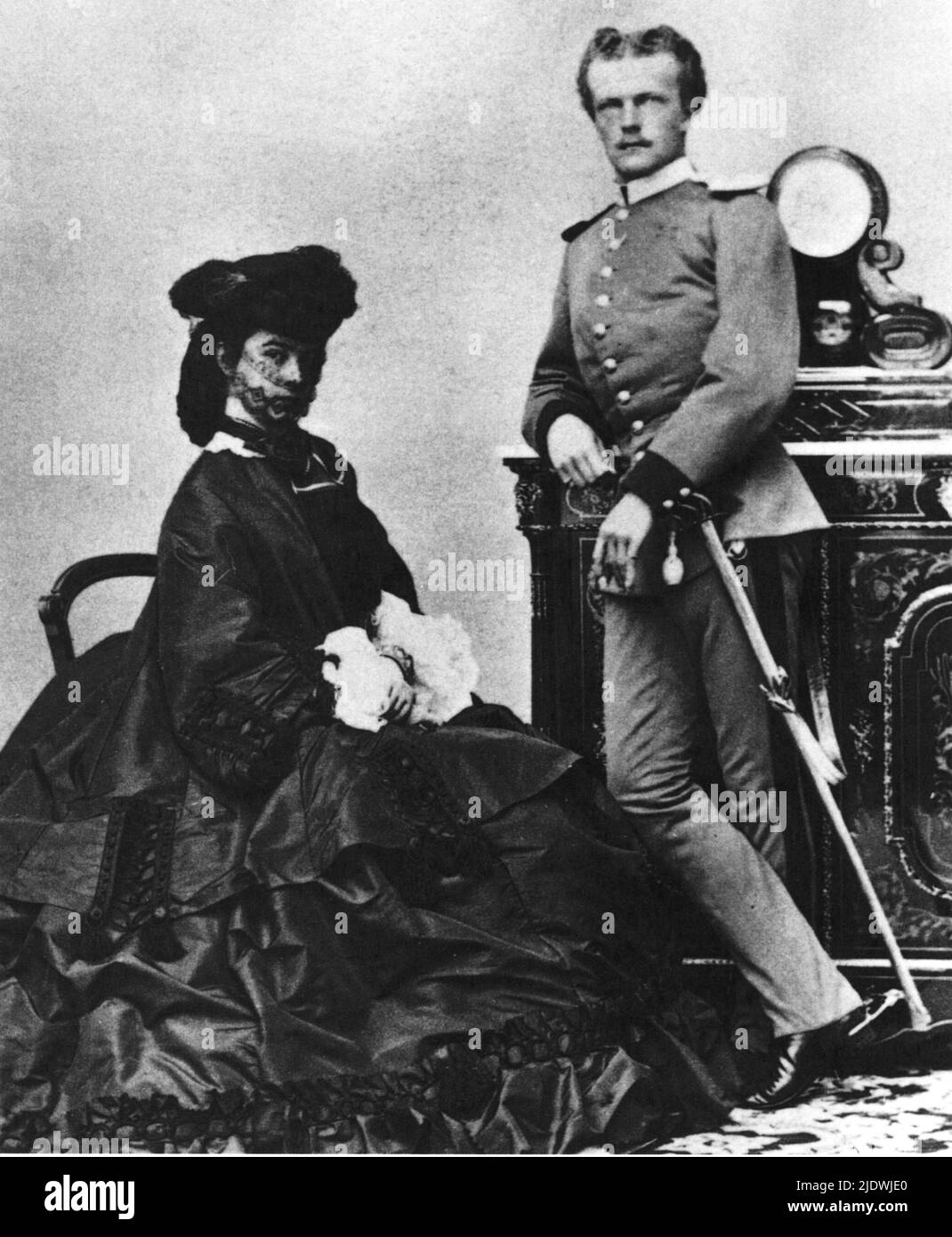 1863 ca.  , Wien , Austria   : The celebrated austrian  Empress Elisabeth of HABSBURG   ( SISSI von Wittelsbach  , 1937 - 1898 ) with his brother prince CARL THEODOR of Bayern . aughter of Maximillian von Bayern, wife of  Kaiser Franz Josef ( 1830 - 1916 ) , Emperor of Austria , King of Hungary and Bohemia . Mother of suicided prince Rudolf ( 1850 - 1889 ). The Empress was killed by the italian anarchist Luigi Luccheni in Geneva  - FRANCESCO GIUSEPPE - JOSEPH - ABSBURG - ASBURG - ASBURGO - NOBILITY - NOBILI - NOBILTA' - REALI  - HASBURG - ROYALTY - ELISABETTA DI BAVIERA  - triste - sad - trist Stock Photo