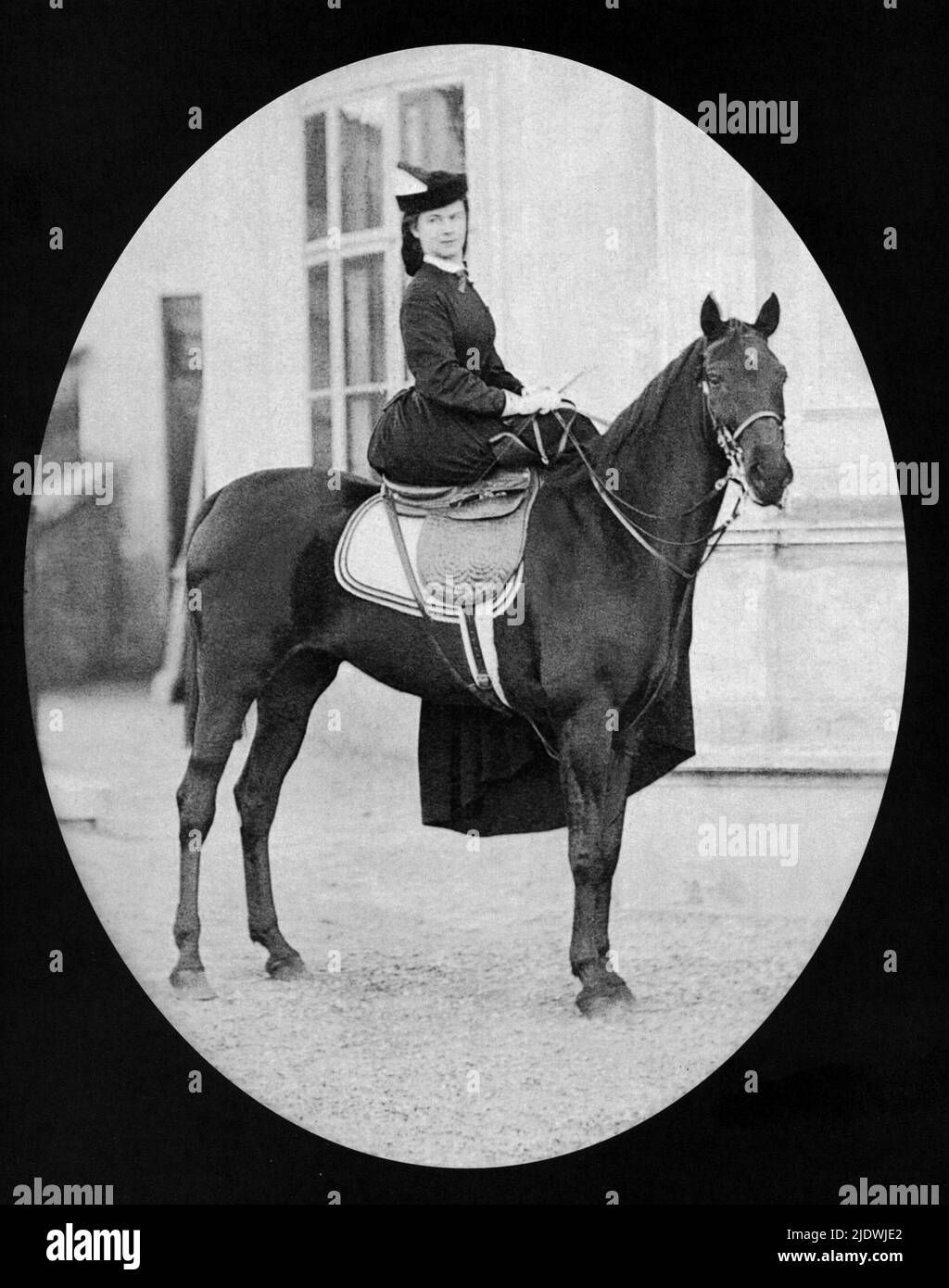1889  , Wien , Austria   : The celebrated austrian  Empress Elisabeth of HABSBURG   ( SISSI von Wittelsbach  , 1937 - 1898 )in equestrian photo portrait  . Daughter of Maximillian von Bayern, wife of  Kaiser Franz Josef ( 1830 - 1916 ) , Emperor of Austria , King of Hungary and Bohemia . Mother of suicided prince Rudolf ( 1850 - 1889 ). The Empress was killed by the italian anarchist Luigi Luccheni in Geneva  - FRANCESCO GIUSEPPE - JOSEPH - ABSBURG - ASBURG - ASBURGO - NOBILITY - NOBILI - NOBILTA' - REALI  - HASBURG - ROYALTY - ELISABETTA DI BAVIERA  - triste - sad - tristezza  - cappello - RO Stock Photo