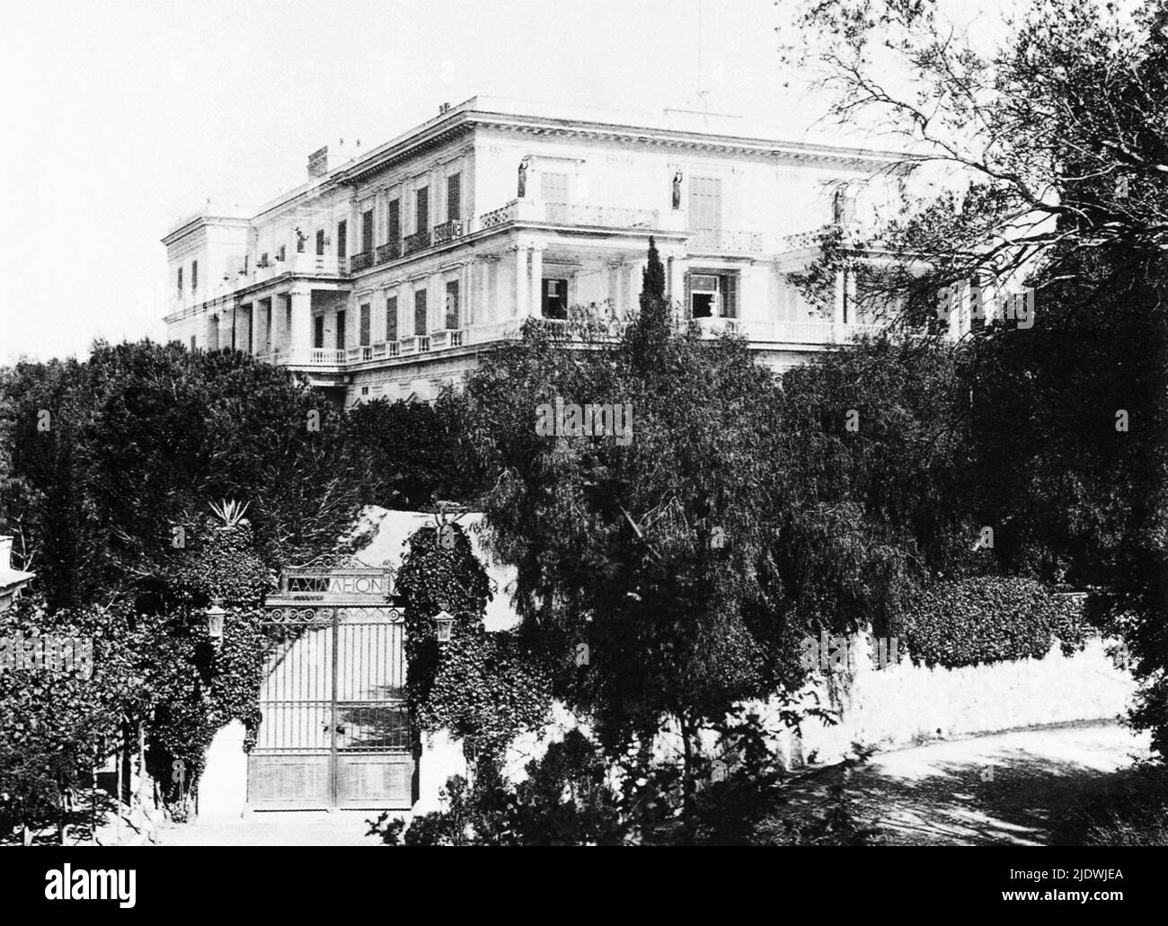 1890 ca.  , Corfu Isle , Greece   : The  palace of the ACHILLEION , named in honour of mytological hero Achilles , house of holiday of austrian  Empress Elisabeth of HABSBURG   ( SISSI von Wittelsbach  , 1937 - 1898 ) .  The Empress was killed by the italian anarchist Luigi Lucheni in Geneva , Suisse  - ABSBURG - ASBURG - ASBURGO - NOBILITY - NOBILI - NOBILTA' - REALI  - HASBURG - ROYALTY - ELISABETTA DI BAVIERA  - Corfù - giardino - garden - villeggiatura - palazzo   ----  Archivio GBB Stock Photo