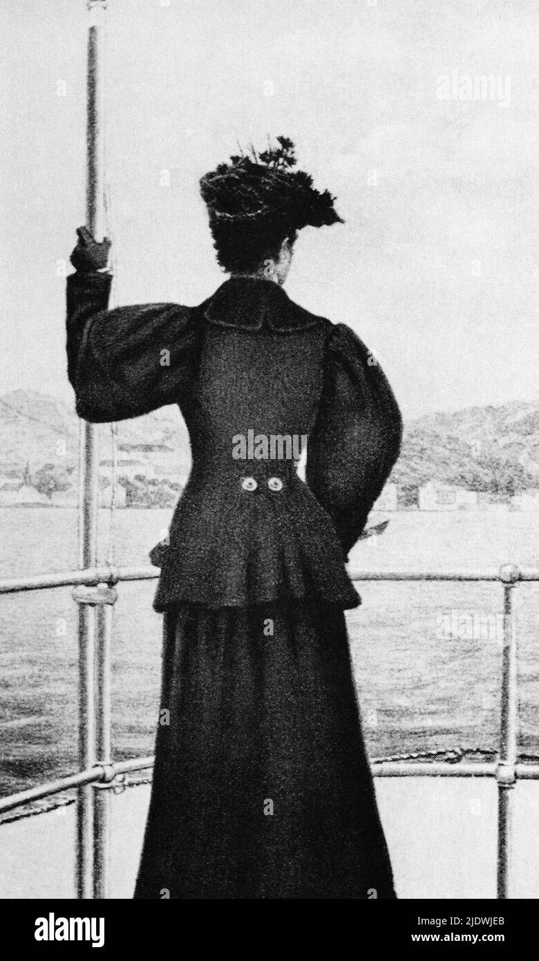 1890 ca.  , Corfu Isle , Greece   : The  austrian  Empress Elisabeth of HABSBURG   ( SISSI von Wittelsbach  , 1937 - 1898 ) on board a ship in Greece .  The Empress was killed by the italian anarchist Luigi Lucheni in Geneva , Suisse  the day 10 november 1898 - ABSBURG - ASBURG - ASBURGO - NOBILITY - NOBILI - NOBILTA' - REALI  - HASBURG - ROYALTY - ELISABETTA DI BAVIERA  - Corfù  - villeggiatura -  Grecia - back - schiena    ----  Archivio GBB Stock Photo