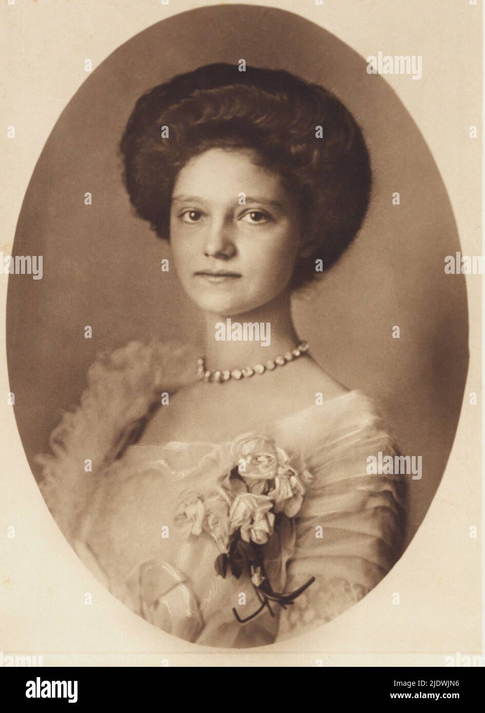 1916 : The last  Kaiserin Empress ZITA Maria of BORBONE - PARMA ( Principessa di Parma , Villa Pianore , Italy  , 9 may  1892 - Zurs , Switzerland , 14 march  1989 ), married to last  Emperor  Kaiser CARL I Franz Josef ( Persenberg , 17 august  1887 - Funchal , Madeaira , Spain 1 april  1922 ) of Austria ( 1916 - 1918 ) , King of Hungary  Kàroly IV ( 1916 - 1918 ) . Photo by  C. Pietzner, Wien - ASBURGO - HABSBURG - ABSBURGO - ABSBURG - ASBURG - Impero Austro-ungarico - UNGHERIA   - collana - necklace   - gioielli - gioiello - jewel - jewels - jewellery - family - famiglia - ritratto - reali a Stock Photo