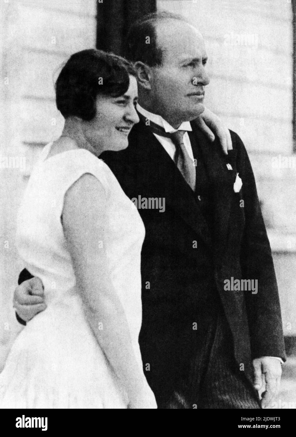 1927  , Rome , ITALY : The italian dictator Duce BENITO MUSSOLINI ( 1883  - 1945 ) with daughter EDDA ( 1910 - 1995 ), later countess CIANO , married with Galeazzo CIANO in 1930 .- FASCISMO - FASCISTA - FASCIST - FASCISM - profilo - profile ----  Archivio GBB Stock Photo
