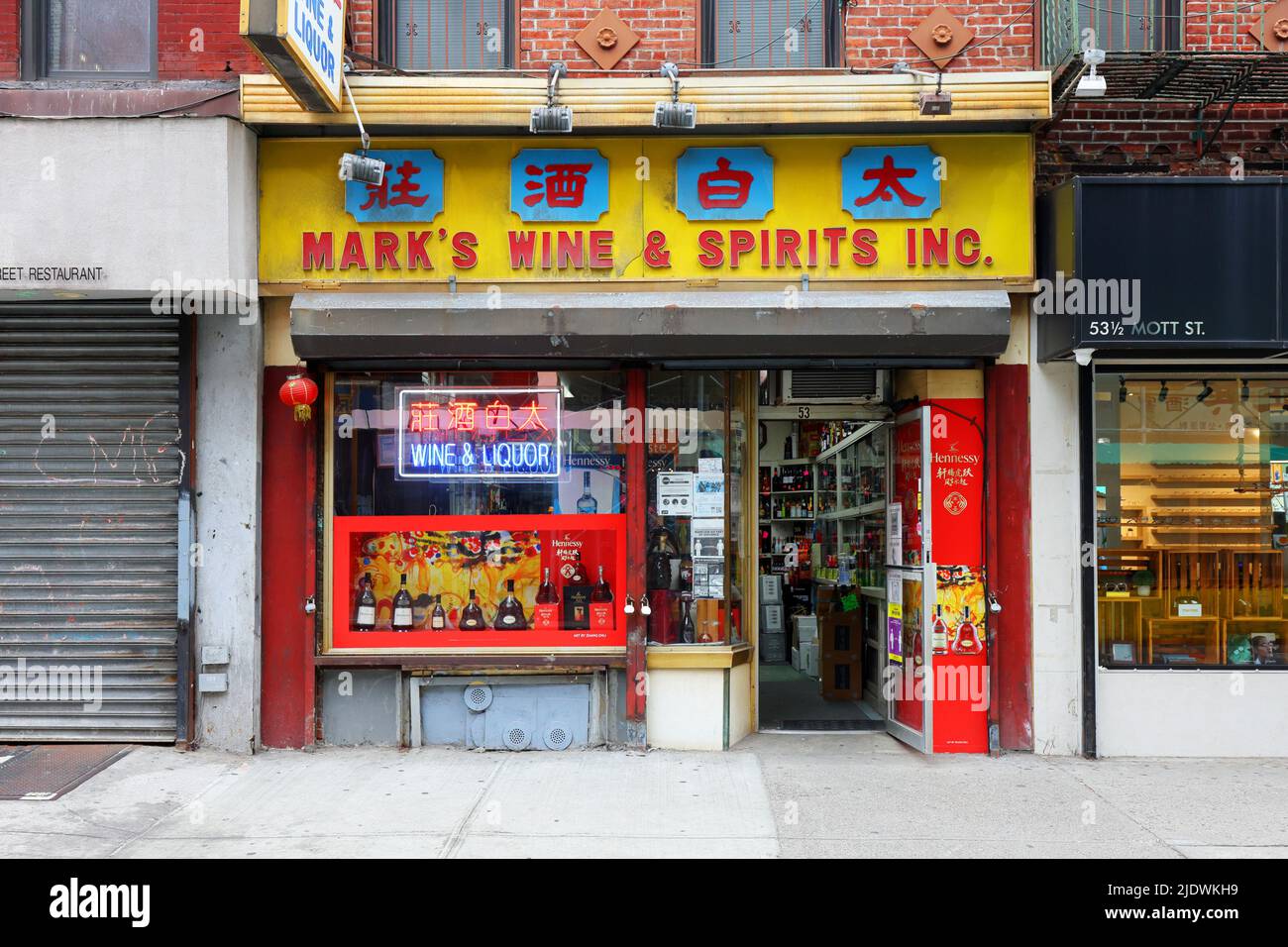 Mark's Wine & Spirits 太白酒莊, 53 Mott St, New York, NY. exterior storefront of a liquor store in Manhattan Chinatown. Stock Photo