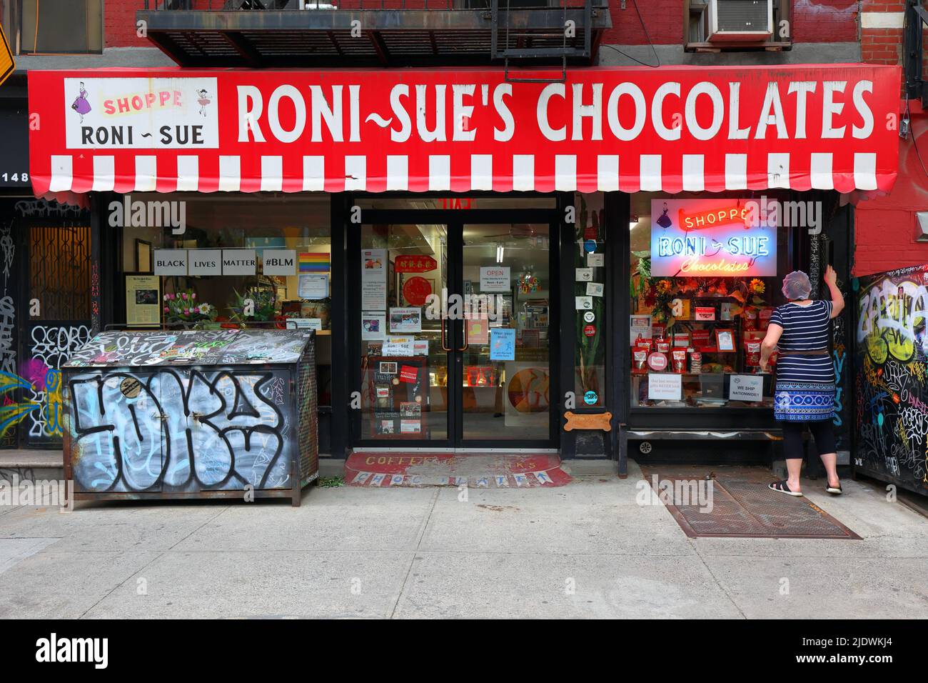 Roni-Sue's Chocolates, 148 Forsyth St, New York, NY. exterior storefront of a chocolate shop in the Lower East Side neighborhood in Manhattan. Stock Photo