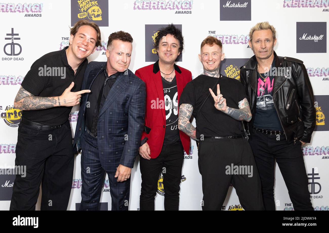 (second left to second right) Tre Cool, Billy Joe Armstrong, Mike Dirnt of Green Day with presenters (left) Dean Richardson and (right) Frank Carter after winning The Kerrang! Icon Award presented by Marshall at Shoreditch Town Hall, east London. Picture date: Thursday June 23, 2022. Stock Photo