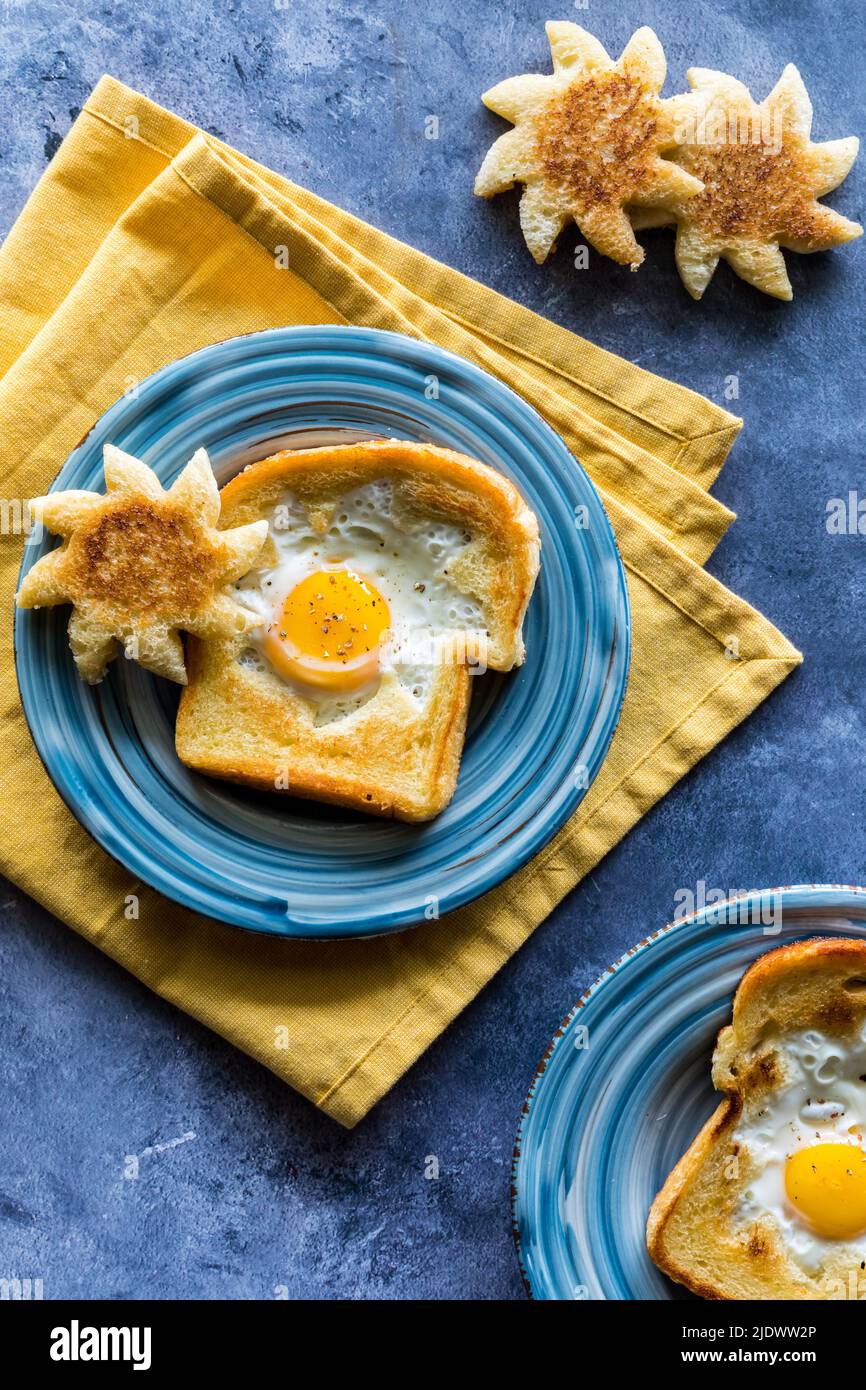 Toast with egg in middle hires stock photography and images Alamy