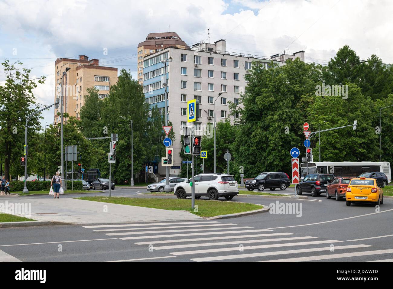 Moscow, Russia - June 14. 2022. Traffic on Central Avenue in Zelenograd Stock Photo