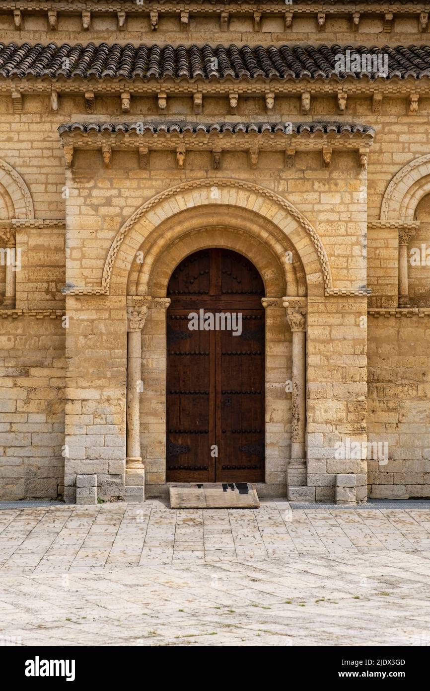 Spain, Castilla y Leon, Fromista. Church of Saint Martin of Tours, Romanesque Doorway and Arch, 11th Century. Stock Photo