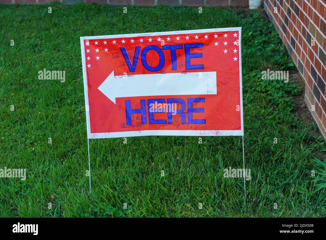 Usa vote here sign hi-res stock photography and images - Alamy
