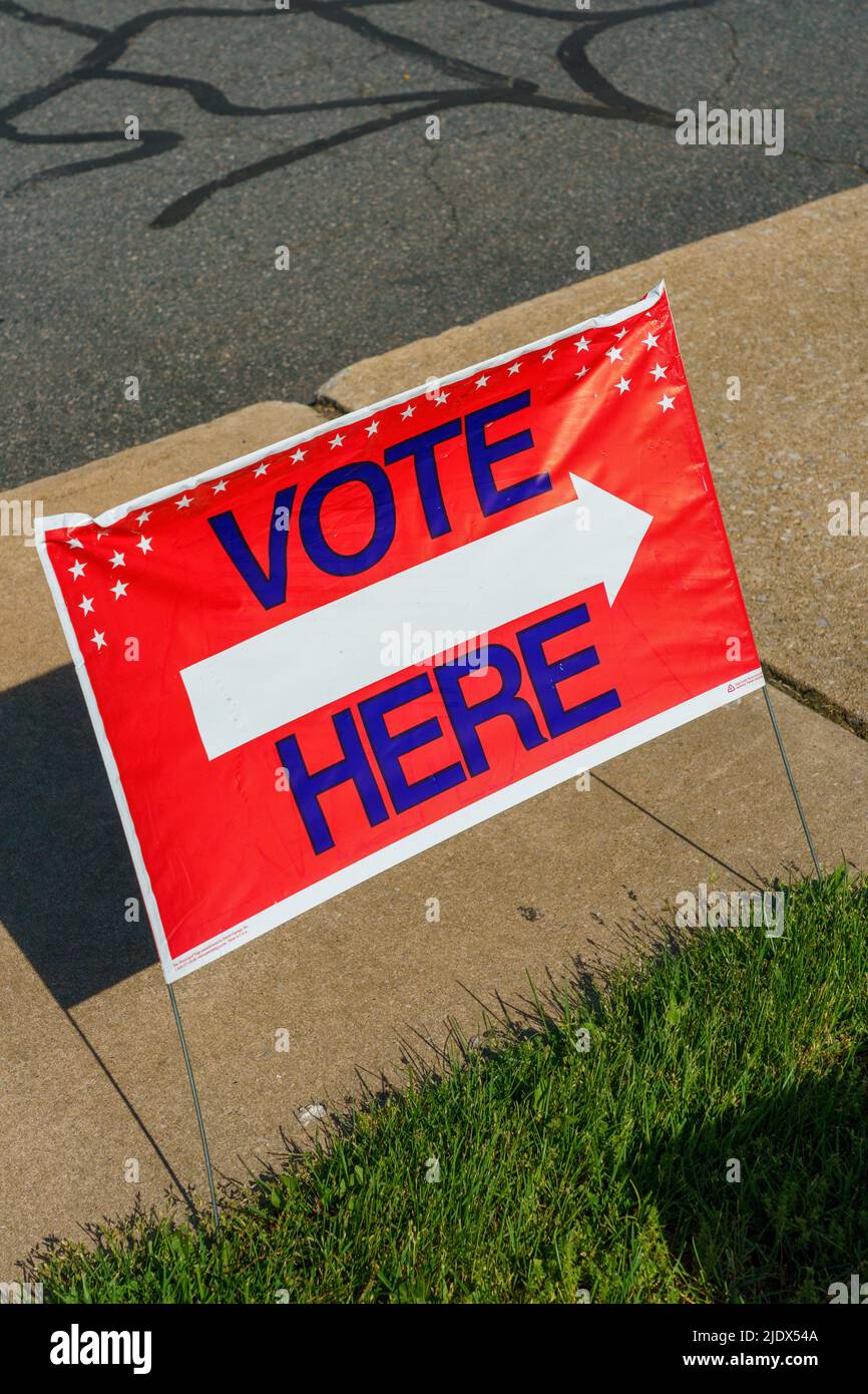 Usa vote here sign hi-res stock photography and images - Alamy