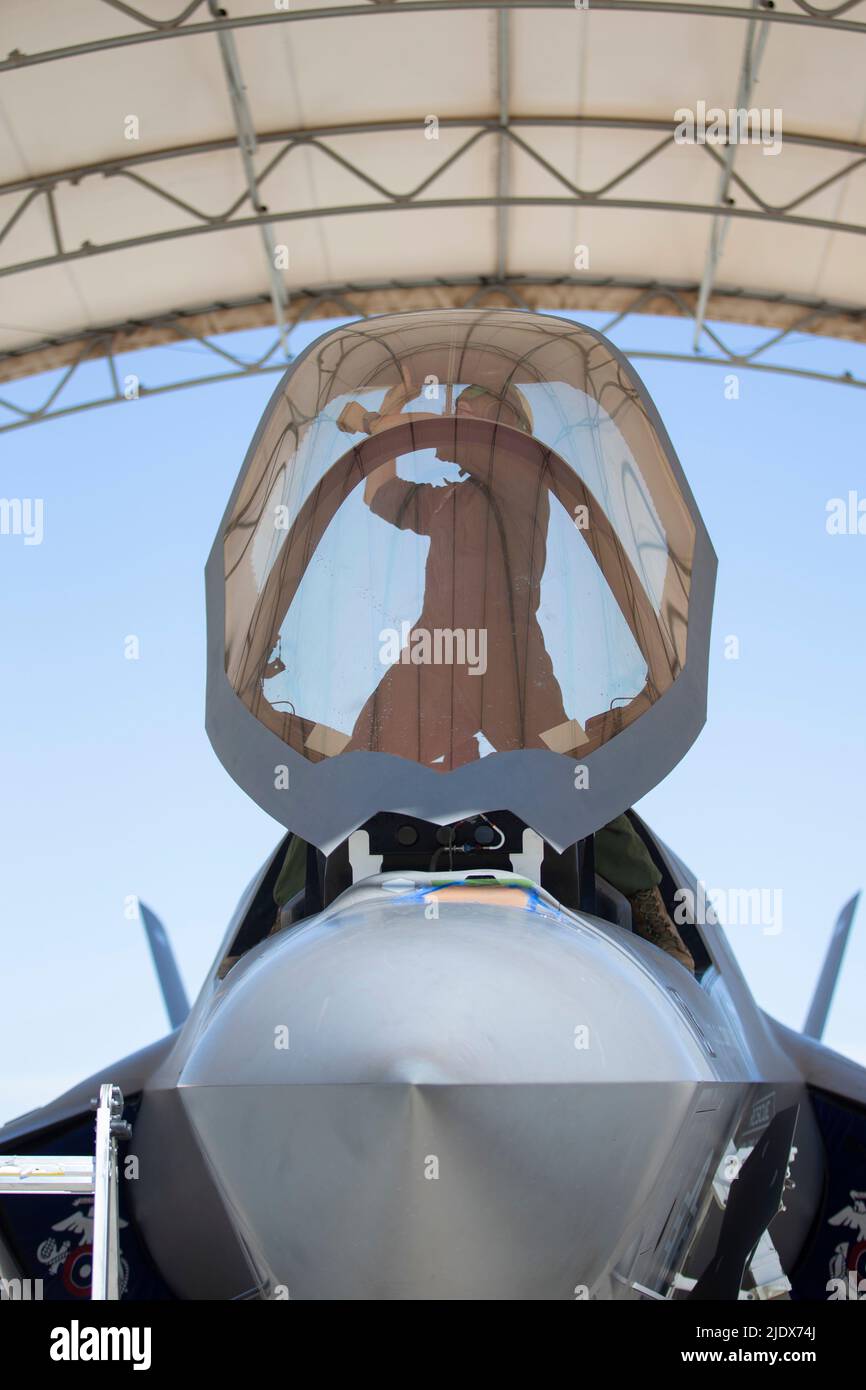 U.S. Marine Corps Lance Cpl. Lukasz Lewandoski, a fixed-wing aircraft safety mechanic with Marine Fighter Attack Squadron (VMFA) 122, 13th Marine Expeditionary Unit, inspects the cockpit of an F-35B Lightning II during Realistic Urban Training exercise at Marine Corps Air Station Yuma, Arizona, June 9, 2022. The purpose of RUT is to enhance the integration and collective capability of the MEU's command, air, ground, and logistics elements and prepare the 13th MEU to meet the nation's crisis response needs during its upcoming overseas deployment. (U.S. Marine Corps photo by Cpl. Nicolas Atehort Stock Photo