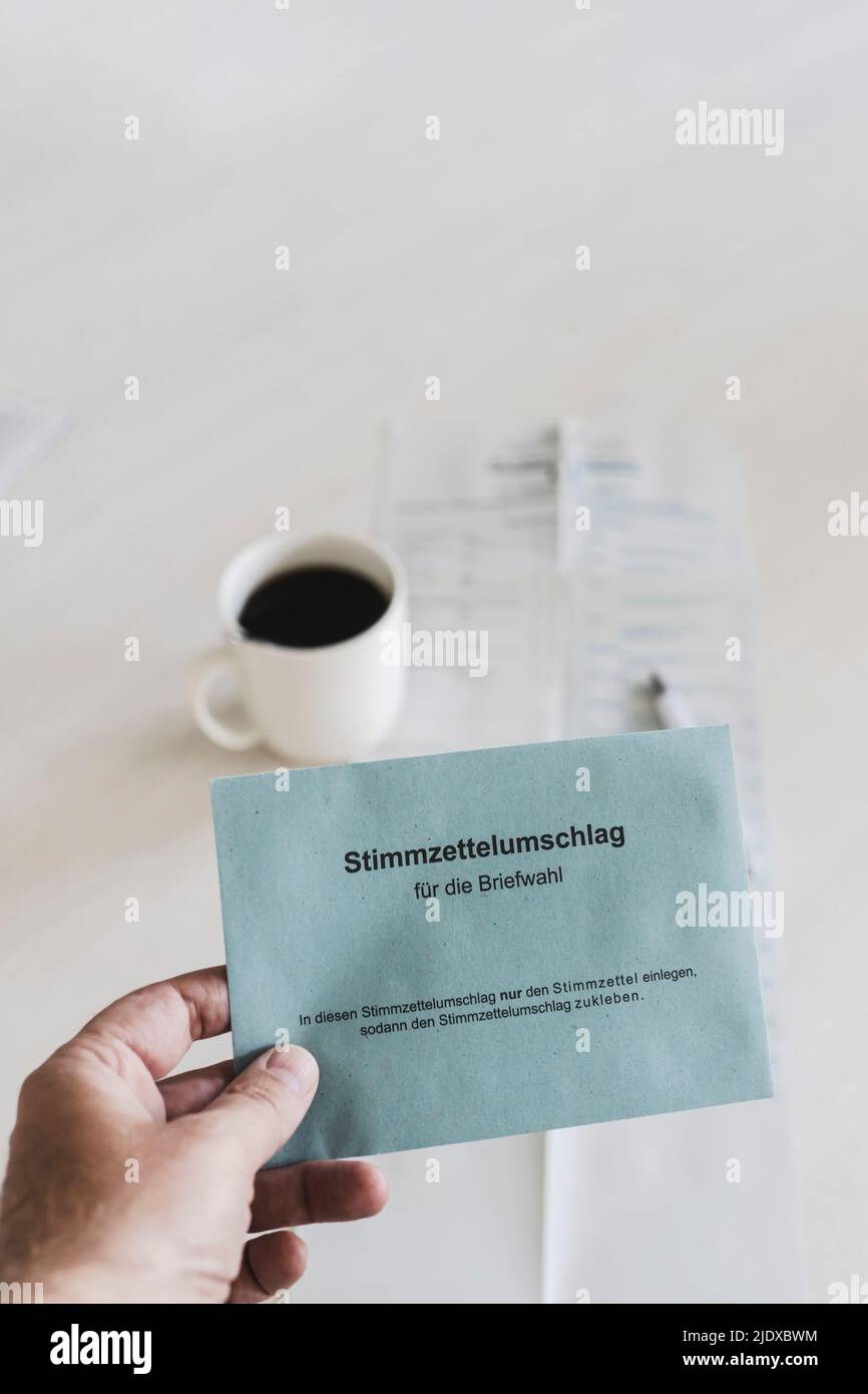 Person voting paper ballot hi-res stock photography and images - Alamy