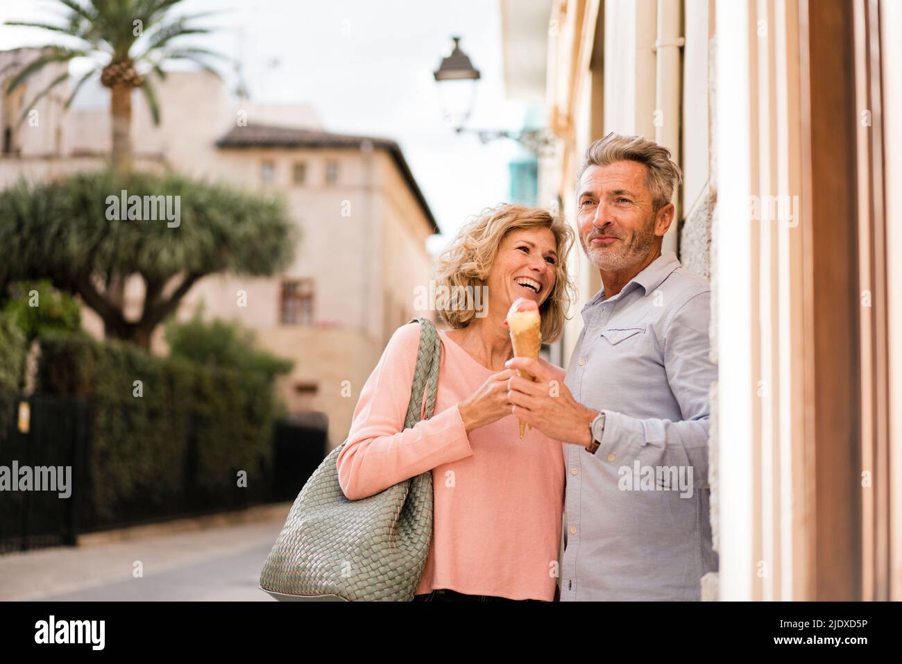Man looking woman street hi-res stock photography and images - Alamy