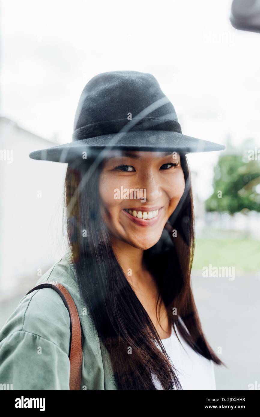 Beautiful young smiling asian woman hi-res stock photography and images ...