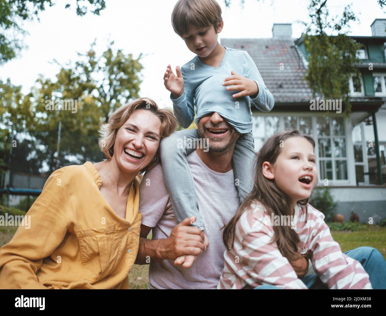 Family sitting looking enjoying hi-res stock photography and images - Alamy
