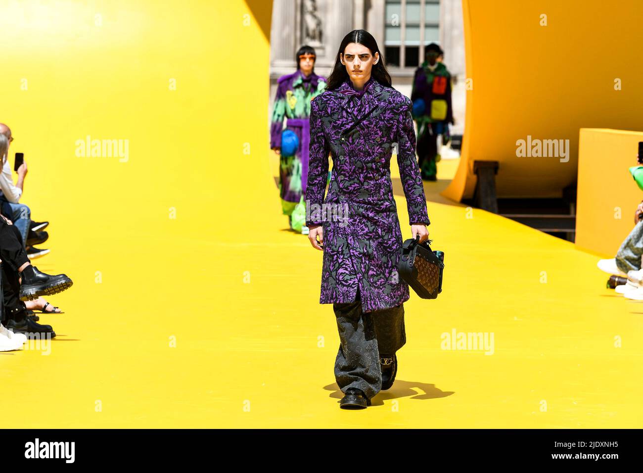 Paris, Frankreich. 23rd June, 2022. LOUIS VUITTON Mens SS23 runway during  Paris Fashion Week Menswear on June 2022 - Paris, France. 23/06/2022  Credit: dpa/Alamy Live News Stock Photo - Alamy