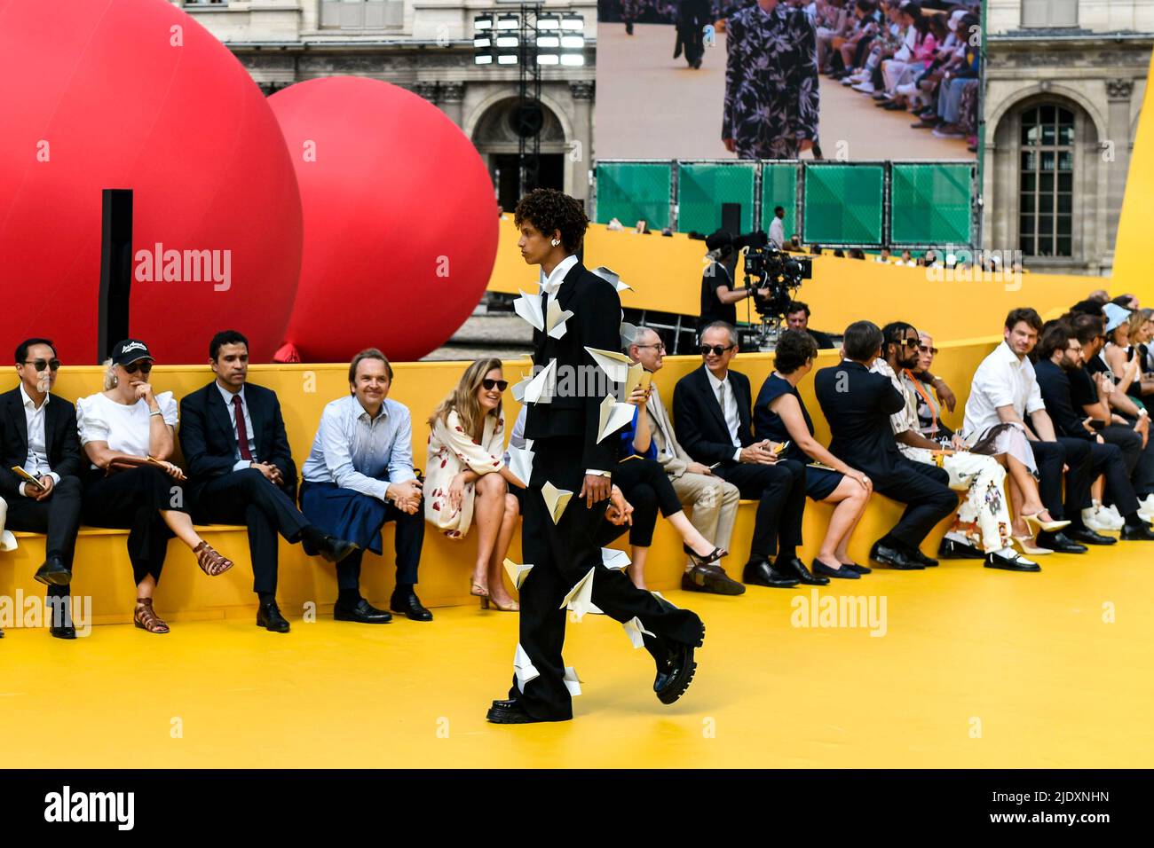Paris, Frankreich. 23rd June, 2022. LOUIS VUITTON Mens SS23 runway during  Paris Fashion Week Menswear on June 2022 - Paris, France. 23/06/2022  Credit: dpa/Alamy Live News Stock Photo - Alamy