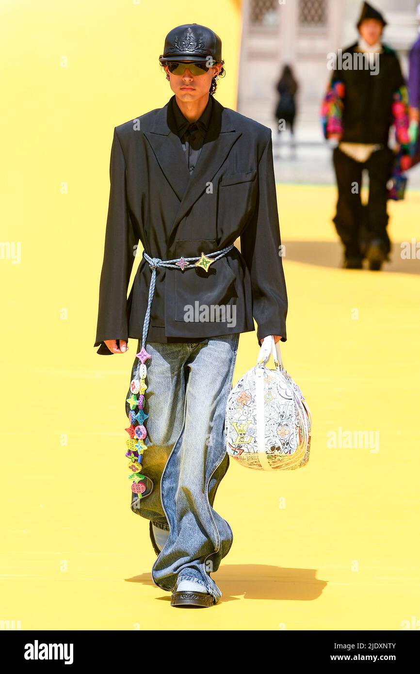 Paris, Frankreich. 23rd June, 2022. LOUIS VUITTON Mens SS23 runway during  Paris Fashion Week Menswear on June 2022 - Paris, France. 23/06/2022  Credit: dpa/Alamy Live News Stock Photo - Alamy