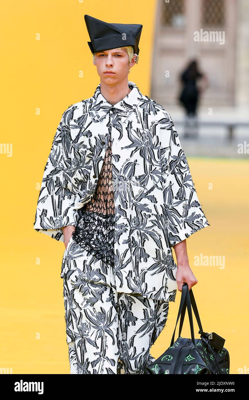 Paris, Frankreich. 23rd June, 2022. LOUIS VUITTON Mens SS23 runway during  Paris Fashion Week Menswear on June 2022 - Paris, France. 23/06/2022  Credit: dpa/Alamy Live News Stock Photo - Alamy