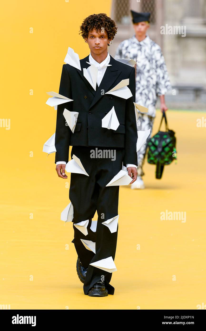 Paris, Frankreich. 23rd June, 2022. LOUIS VUITTON Mens SS23 runway during  Paris Fashion Week Menswear on June 2022 - Paris, France. 23/06/2022  Credit: dpa/Alamy Live News Stock Photo - Alamy