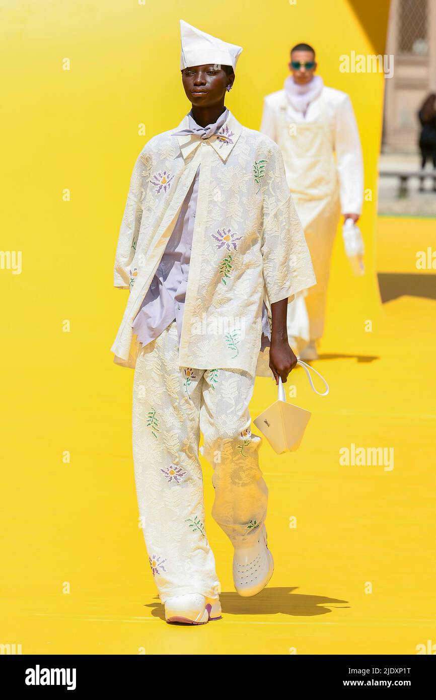 Paris, Frankreich. 23rd June, 2022. LOUIS VUITTON Mens SS23 runway during  Paris Fashion Week Menswear on June 2022 - Paris, France. 23/06/2022  Credit: dpa/Alamy Live News Stock Photo - Alamy