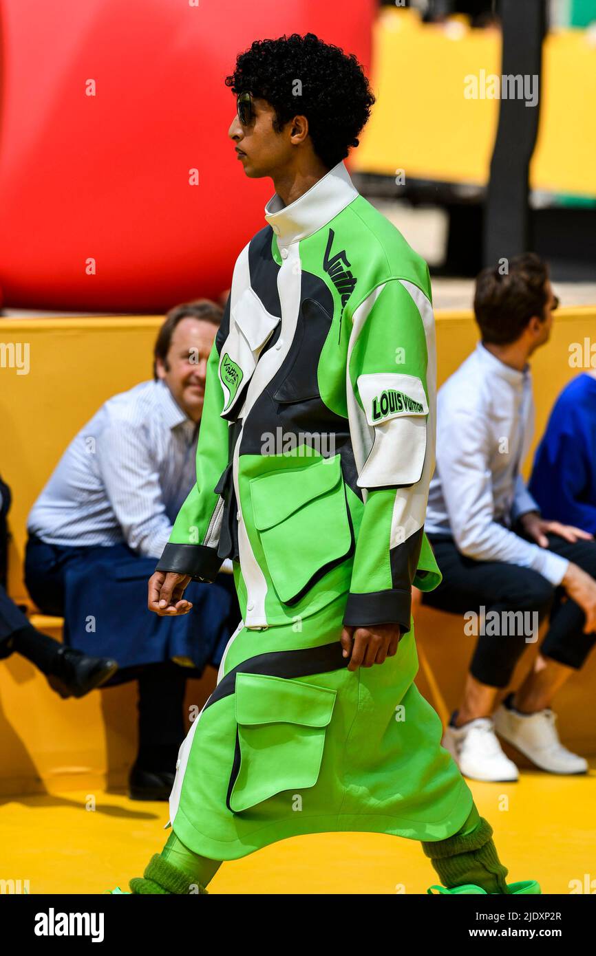 Paris, Frankreich. 23rd June, 2022. LOUIS VUITTON Mens SS23 runway during  Paris Fashion Week Menswear on June 2022 - Paris, France. 23/06/2022  Credit: dpa/Alamy Live News Stock Photo - Alamy