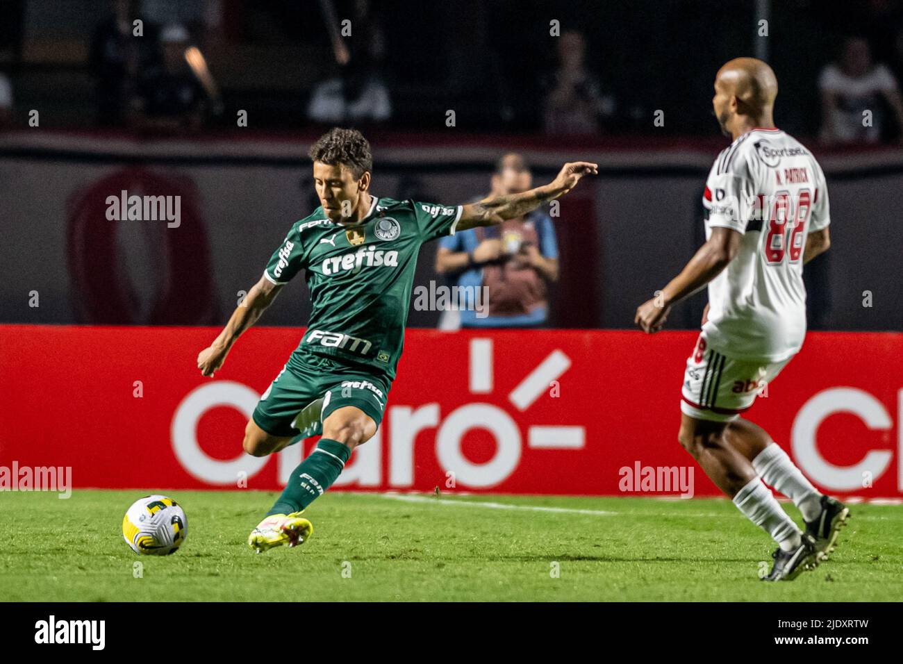 SP - Sao Paulo - 04/03/2022 - PAULISTA 2022 FINAL, PALMEIRAS X SAO PAULO -  Palmeiras player Dudu disputes bid with Sao Paulo player Diego Costa during  a match at Arena Allianz