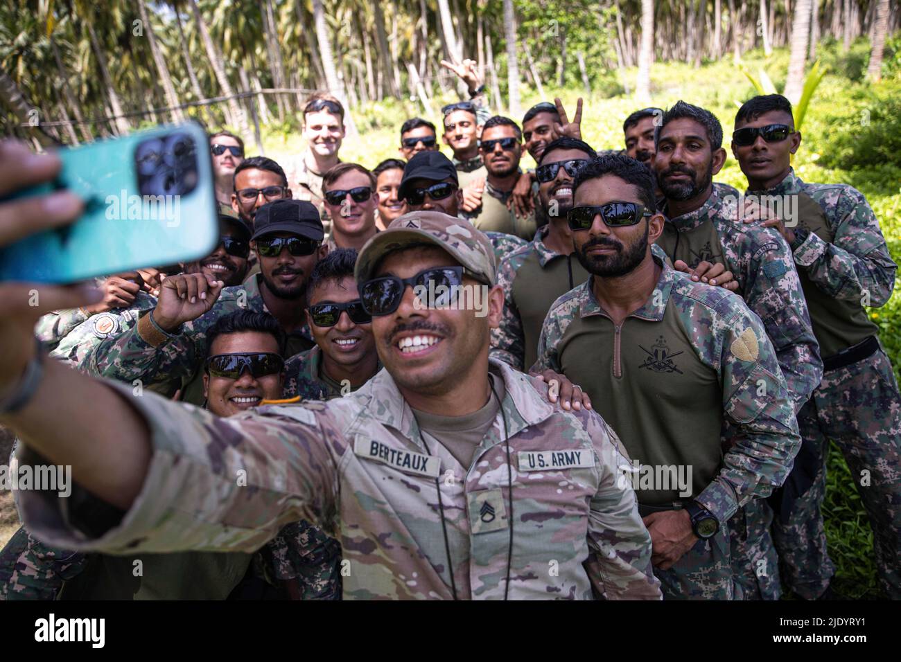 Maldives. 26th May, 2022. U.S. Army Soldiers with 5th Security Forces Assistance Brigade (SFAB) and members of the Maldives National Defense Forces pose for a group photo at Central Area Command, Kahdhoo, Maldives, May 26, 2022. SFAB trains and advises foreign security forces to improve partner capabilities and facilitate achievement of U.S. strategic objectives. Credit: U.S. Army/ZUMA Press Wire Service/ZUMAPRESS.com/Alamy Live News Stock Photo