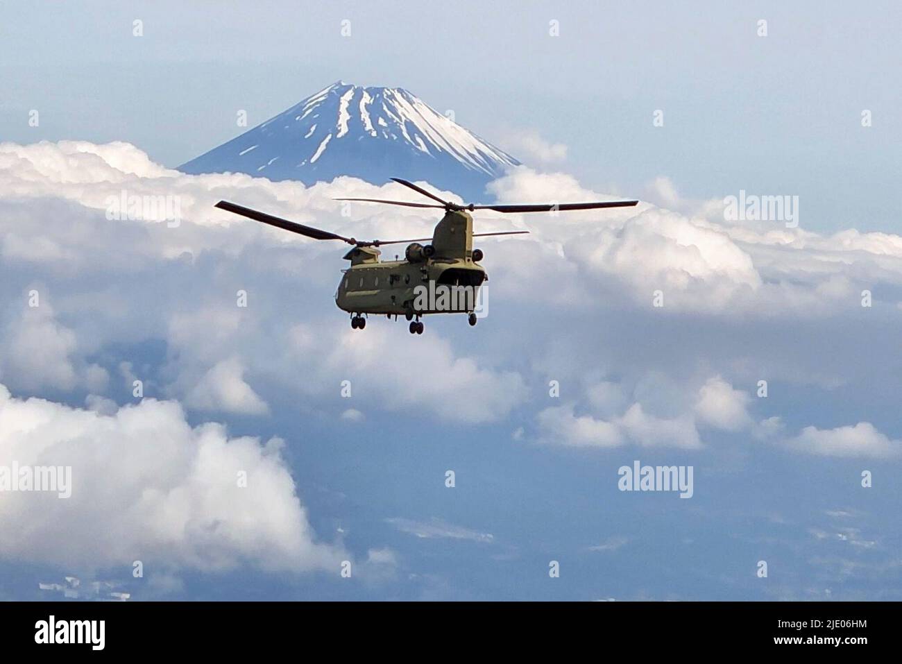 Yokota Air Base, Japan. 26th May, 2022. A CH-47 Chinook helicopter flies near Mount Fuji in Japan on its return home journey during 3-2 General Support Aviation Battalion's support to President Biden during his time in Japan. Credit: U.S. Army/ZUMA Press Wire Service/ZUMAPRESS.com/Alamy Live News Stock Photo