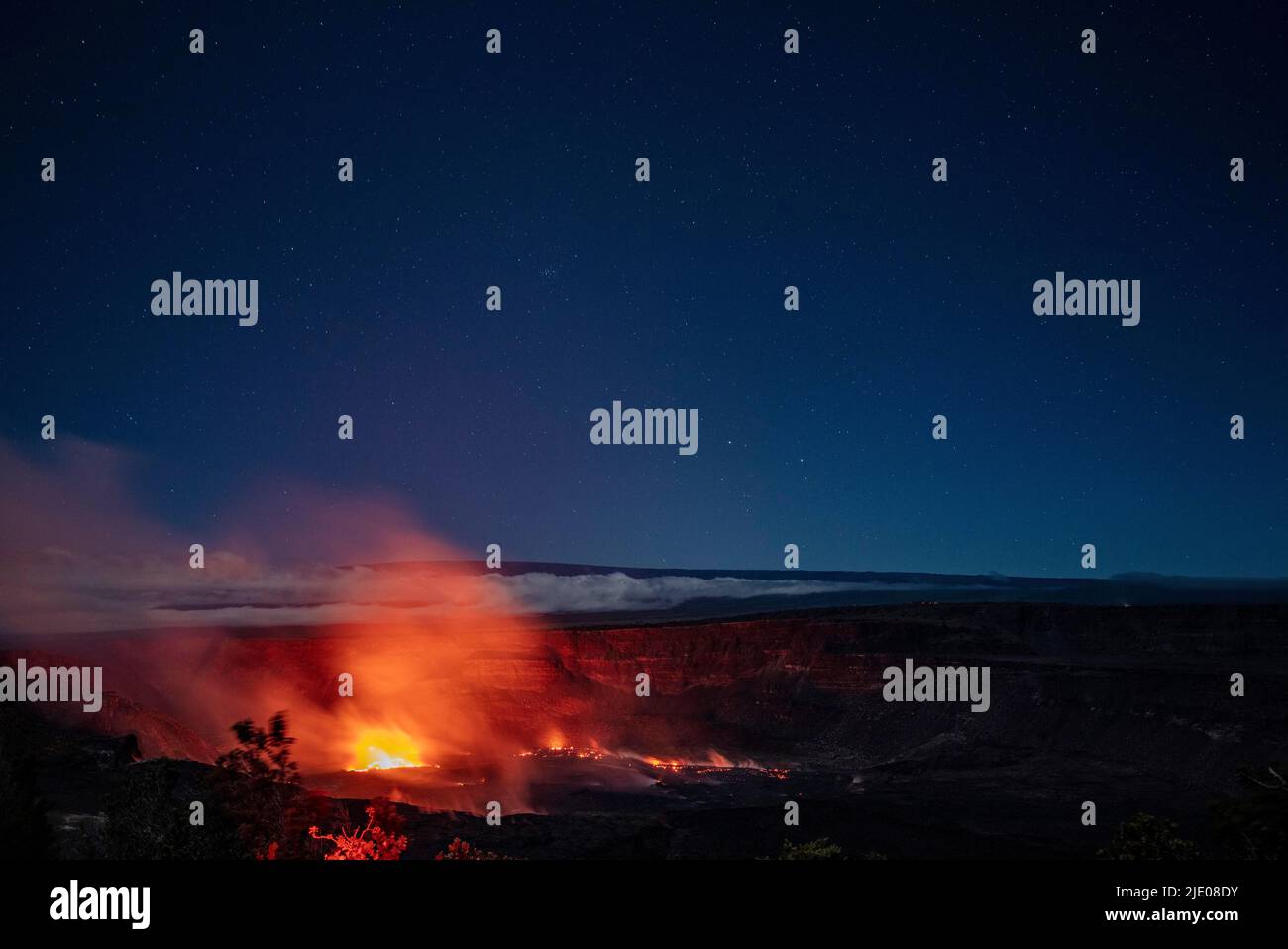 Active eruption, Kilauea volcano, Halema'uma'u crater, Mauna Loa volcano in the back, Hawai'i Volcanoes National Park, Big Island, Hawaii, USA Stock Photo