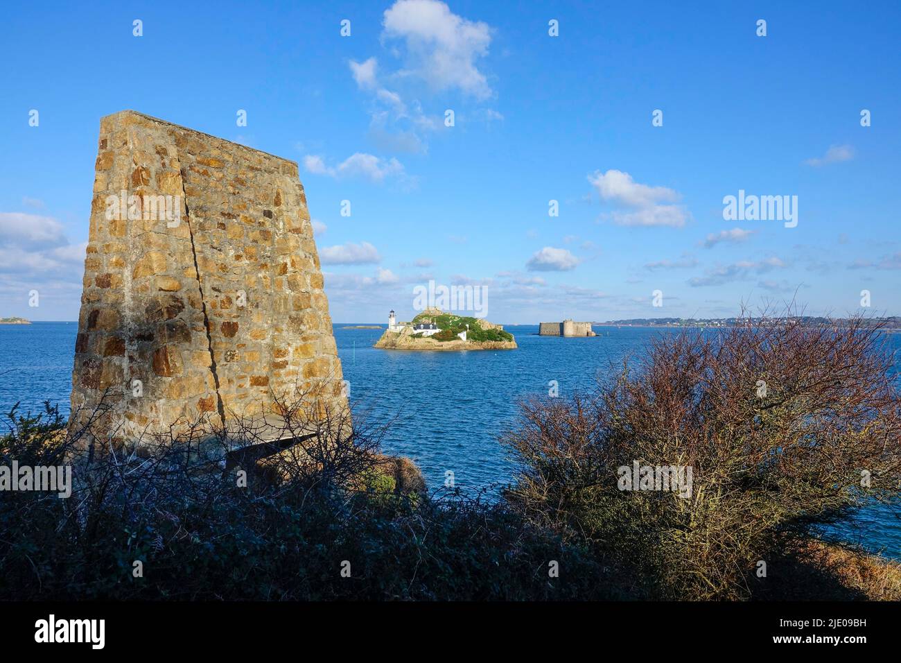 View from the Pointe de Penn al Lann in Carantec to the island Ile Louet with lighthouse and the fortress island Chateau du Taureau at the entrance Stock Photo